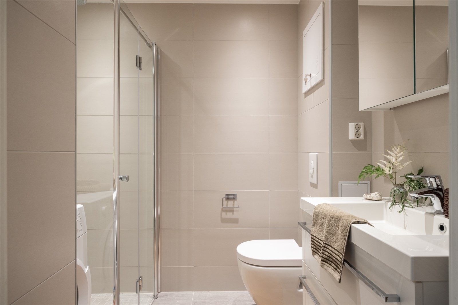 Delikat, flislagt baderom oppusset i 2015, med elektrisk gulvvarme og downlights i himlingen. Galleribilde