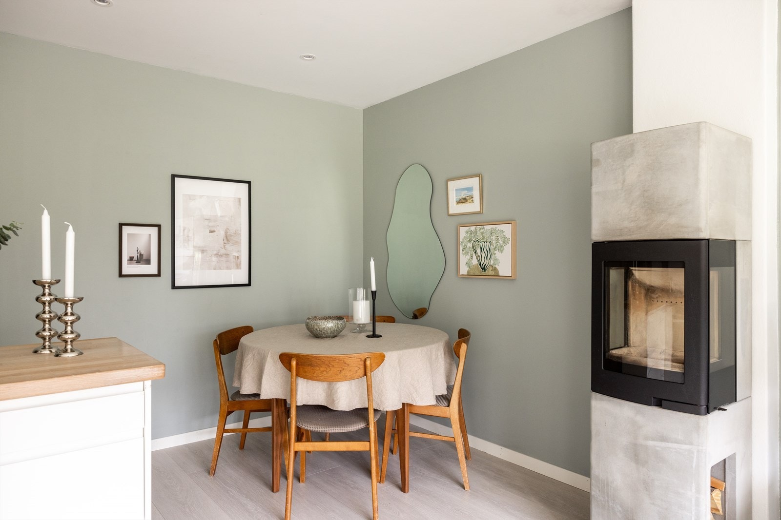 Her er det også god plass til et hyggelig spisebord, som inviterer til gjestebesøk og sosiale sammenkomster. Galleribilde