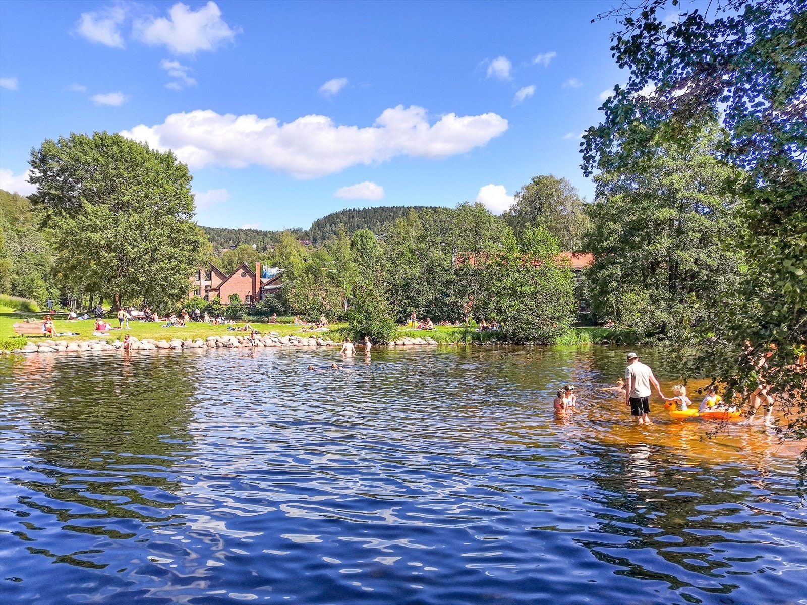 Langs Akerselva finnes mange flotte uteområder og badeplasser. Brekkedammen ved Frysja, kun ca. 5 minutter fra boligen, er en populær badeplass om sommeren. Galleribilde