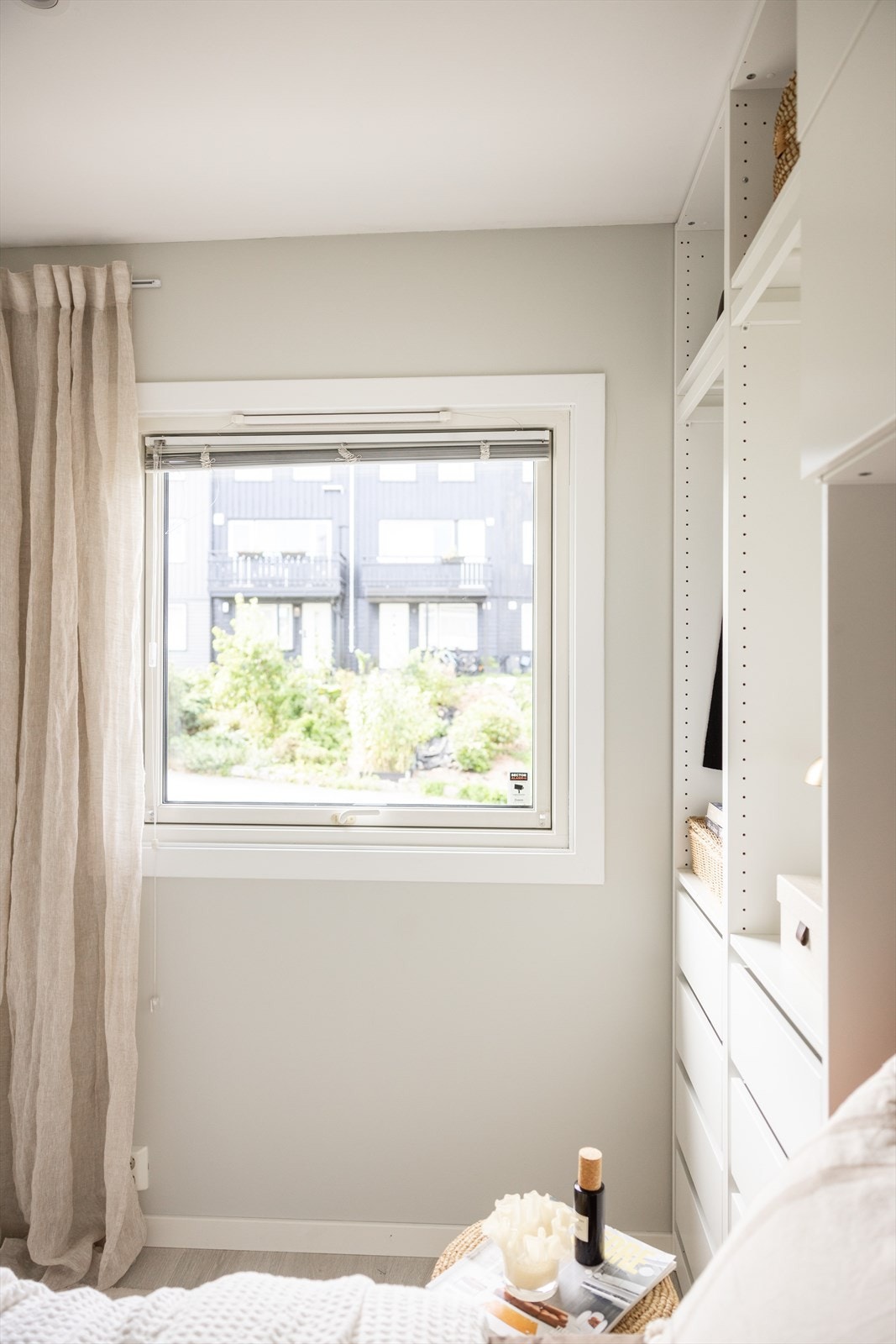 De lune fargevalgene på veggene, sammen med store vindusflater, skaper en lys og behagelig atmosfære. Galleribilde