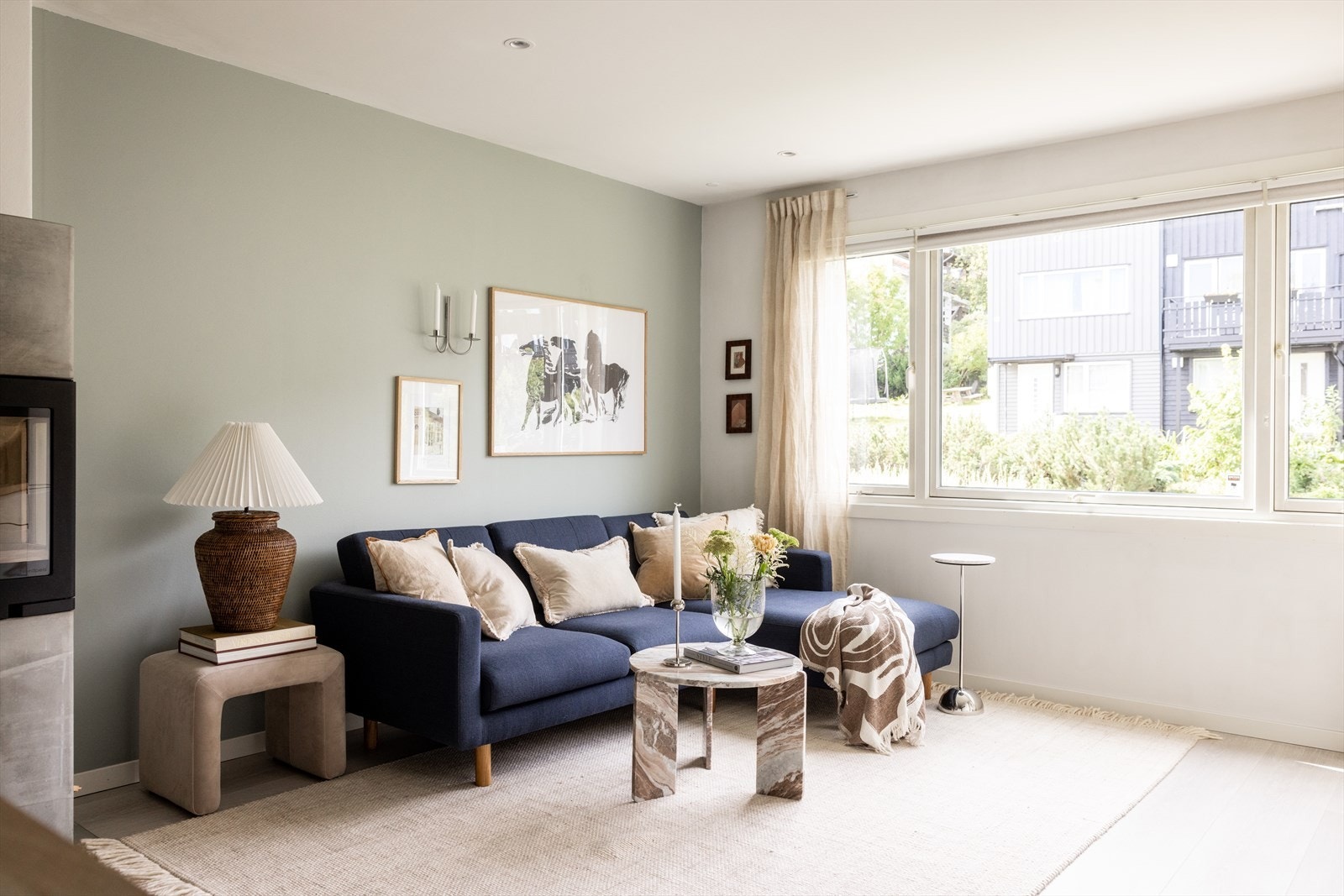 Stuen fremstår lys og luftig med store vindusflater som slipper inn rikelig med dagslys. Galleribilde