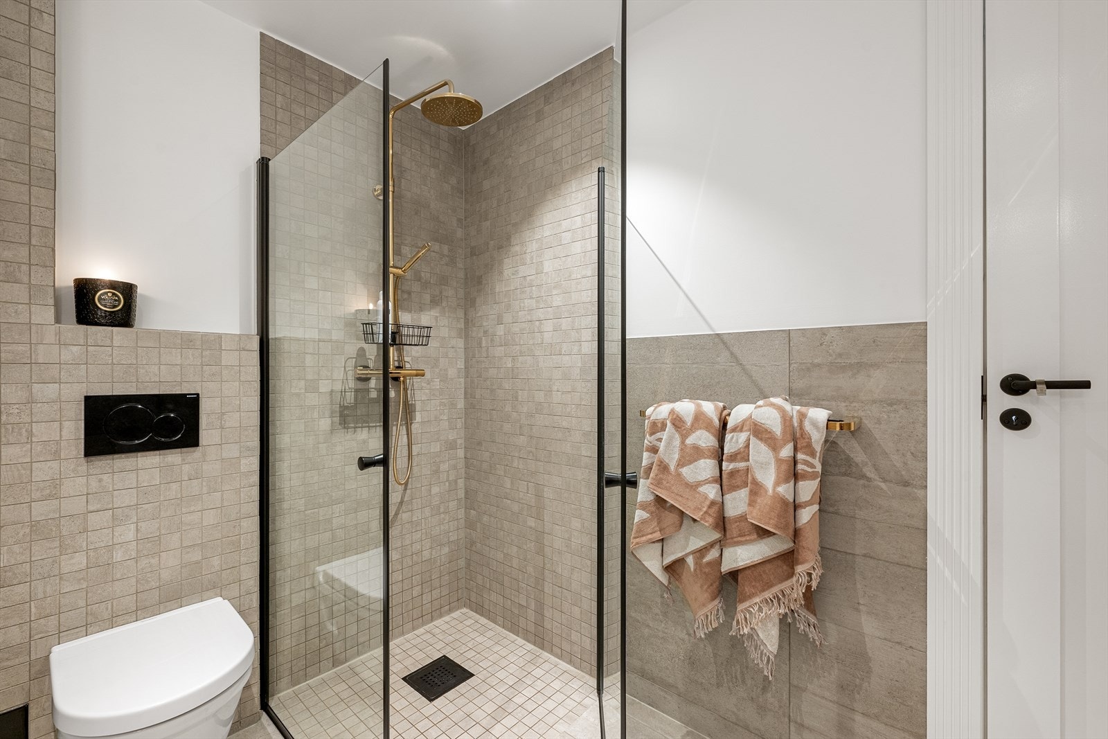 Badet er av god størrelse og fremstår tidløst, samtidig moderne med flere smakfulle detaljer Galleribilde