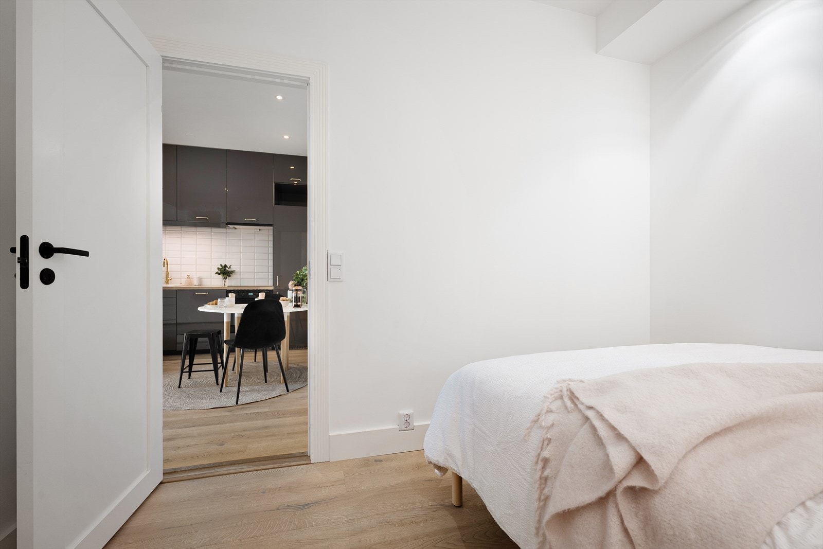 Rommet har ikke vindusflater, men har fortsatt et godt inneklima med leilighetens balanserte ventilasjonssystem Galleribilde