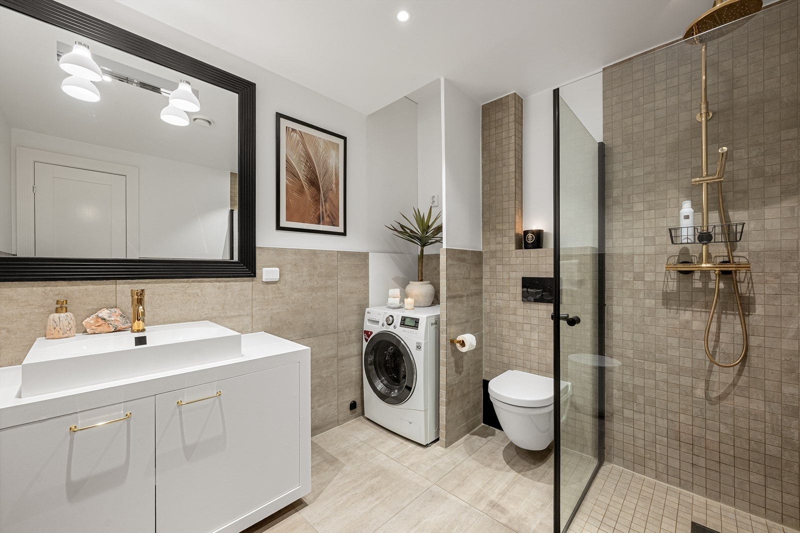 Delikat baderom som bærer preg av luksus med high-end materialvalg og moderne innredning - nyt den gode spafølelsen i ditt eget hjem! Galleribilde