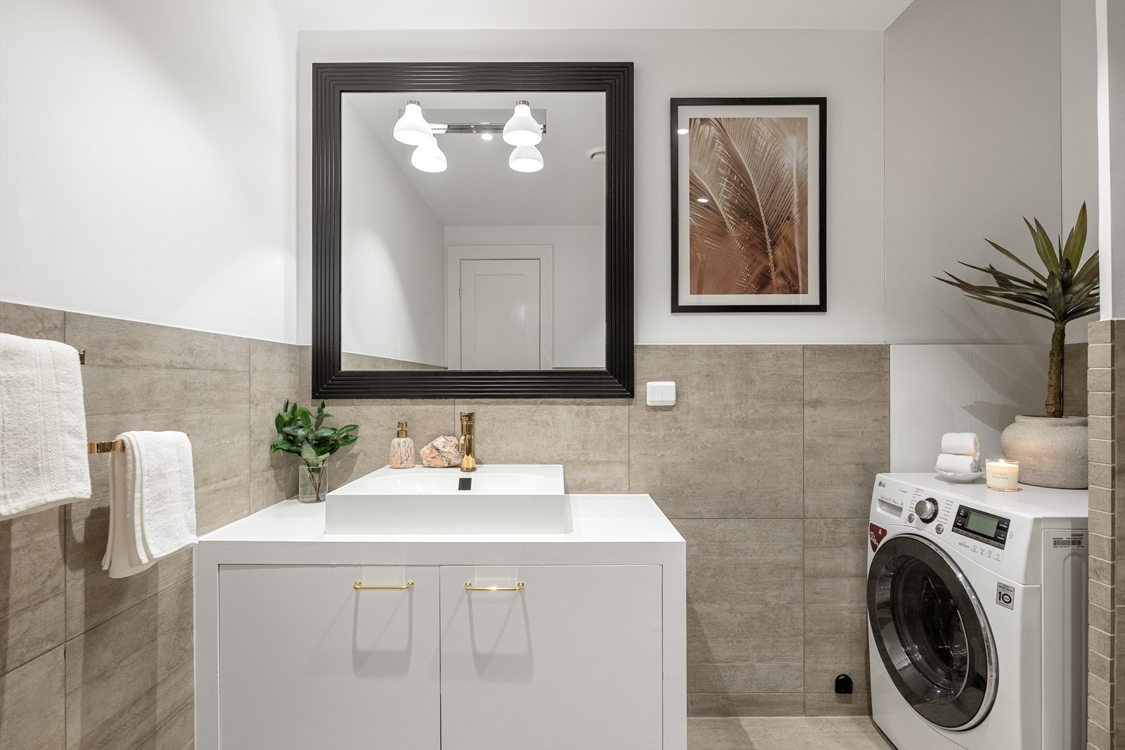 Her er det opplegg for vaskemaskin, samt lun gulvvarme som skaper en behagelig atmosfære Galleribilde