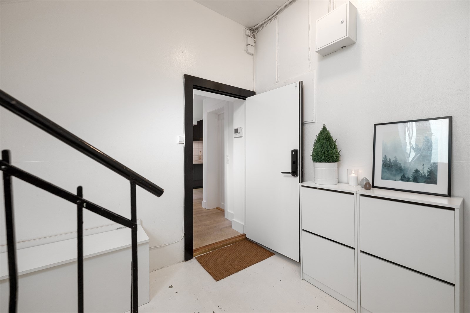 Velkommen inn i ditt nye hjem! Yttergangen er kun for denne leiligheten, og man kan dermed innrede gangen etter eget ønske Galleribilde