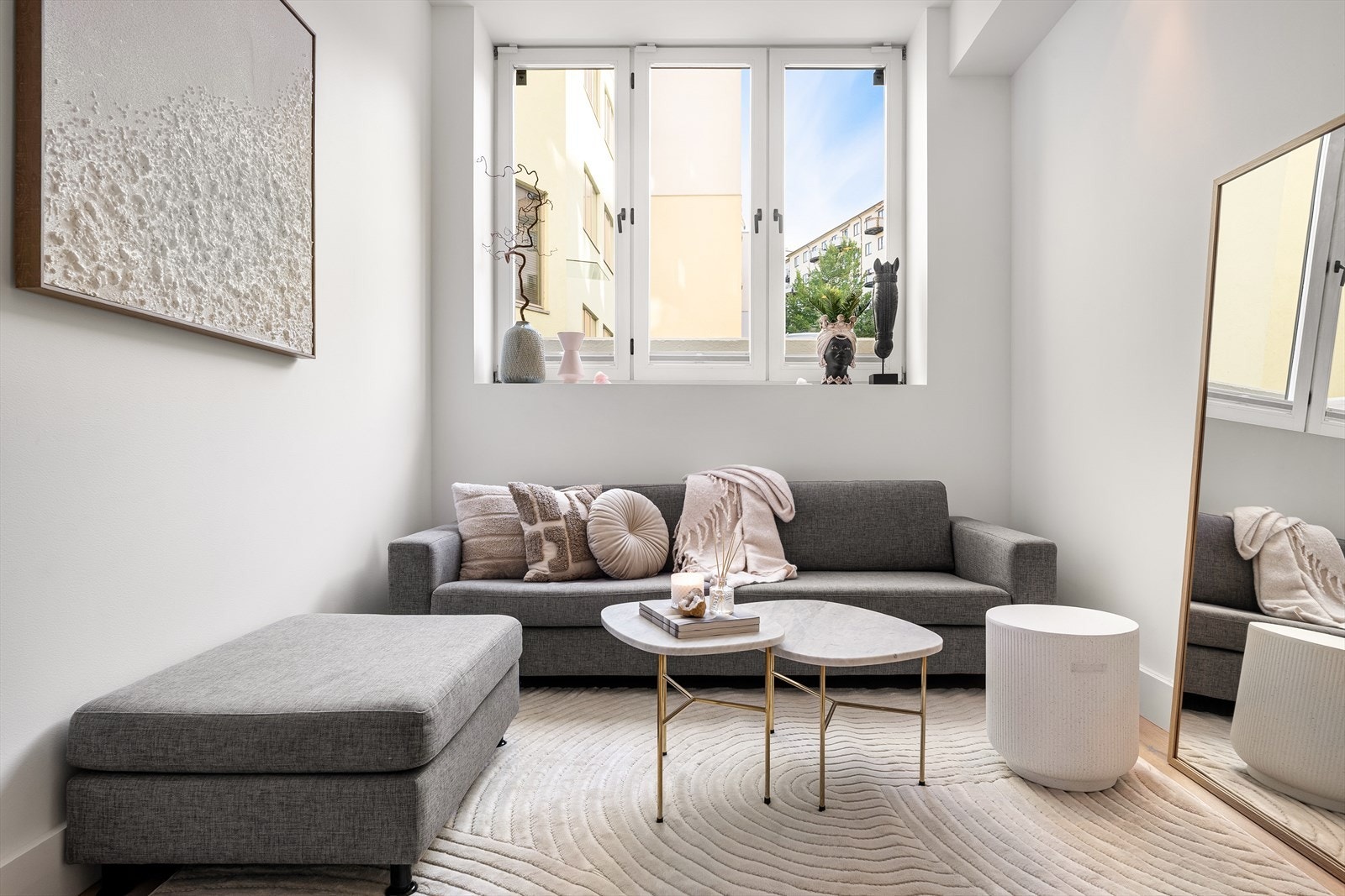 Her bor man svært sentralt med alt av fasiliteter rett utenfor døren - samtidig ligger leiligheten vendt inn mot indre gårdsrom, godt skjermet fra vei og støy Galleribilde