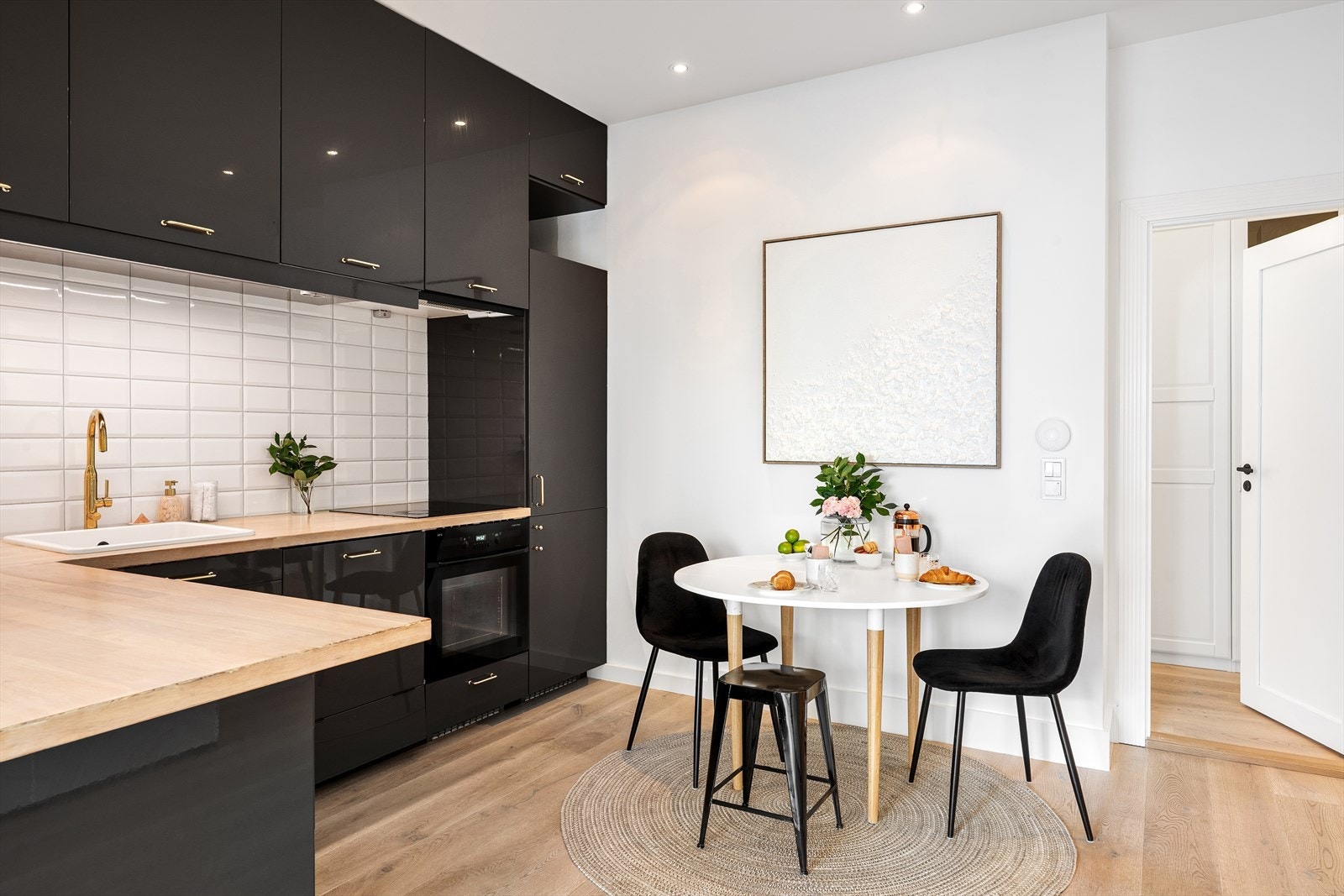 I halvveis åpen løsning mot den romslige og sosiale stuen, ligger et smakfullt og velutstyrt kjøkken Galleribilde