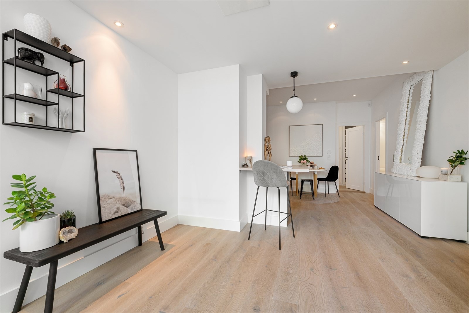 Leiligheten fremstår meget stilren og moderne med bl.a. utsøkte gulvflater bestående av moderne 1-stavs heritage limestone eikeparkett - behagelig gulvvarme i alle rom Galleribilde