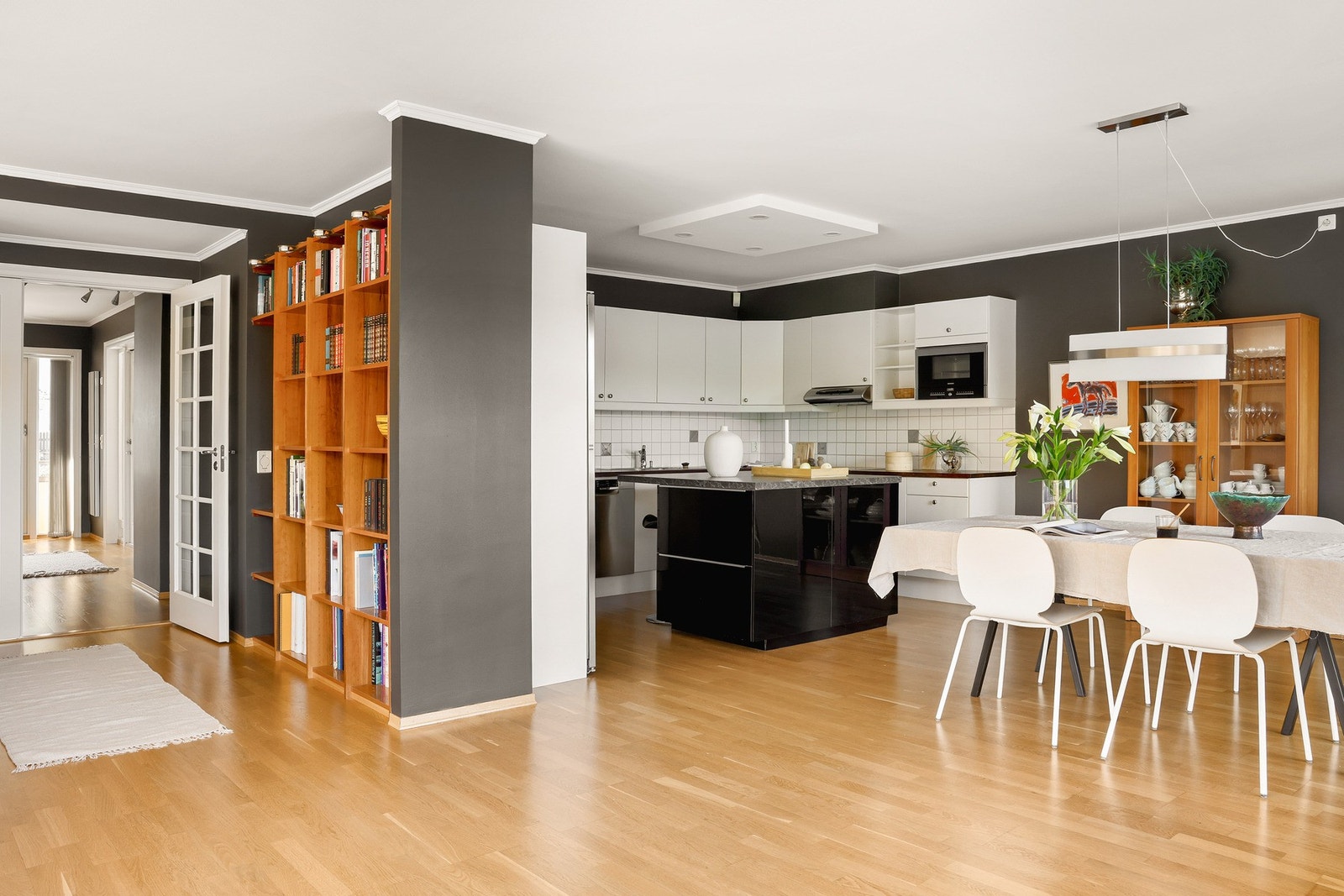 Kjøkkenet ligger i en delvis åpen løsning med stuen. Galleribilde