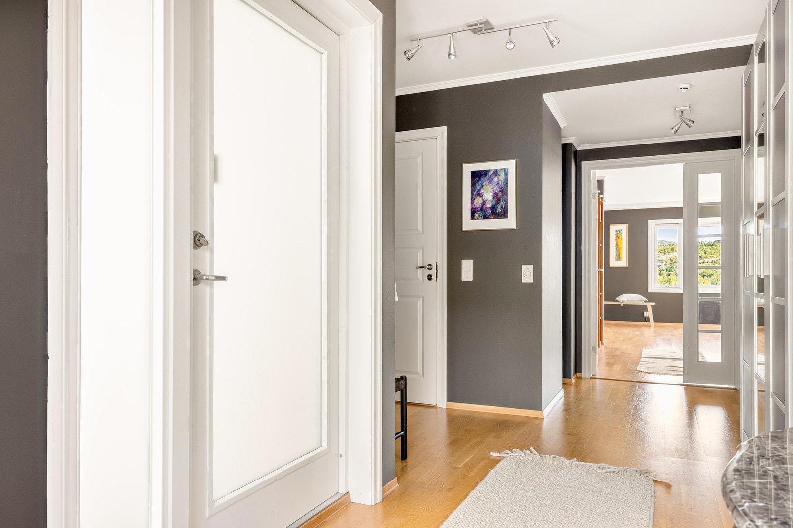 Det første som møter deg når du kommer inn i leiligheten er entréen som er av god størrelse, med eget garderobeskap med god plass til oppheng av yttertøy. Fra entréen beveger du deg videre inn i leiligheten. Galleribilde