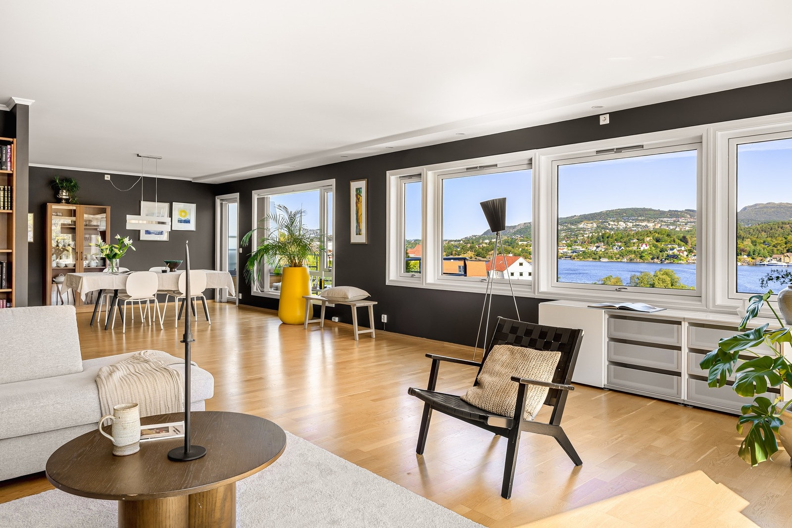 Nå har du sjansen til å bosette deg helt i vannkanten med gode solforhold og en nydelig utsikt. Galleribilde