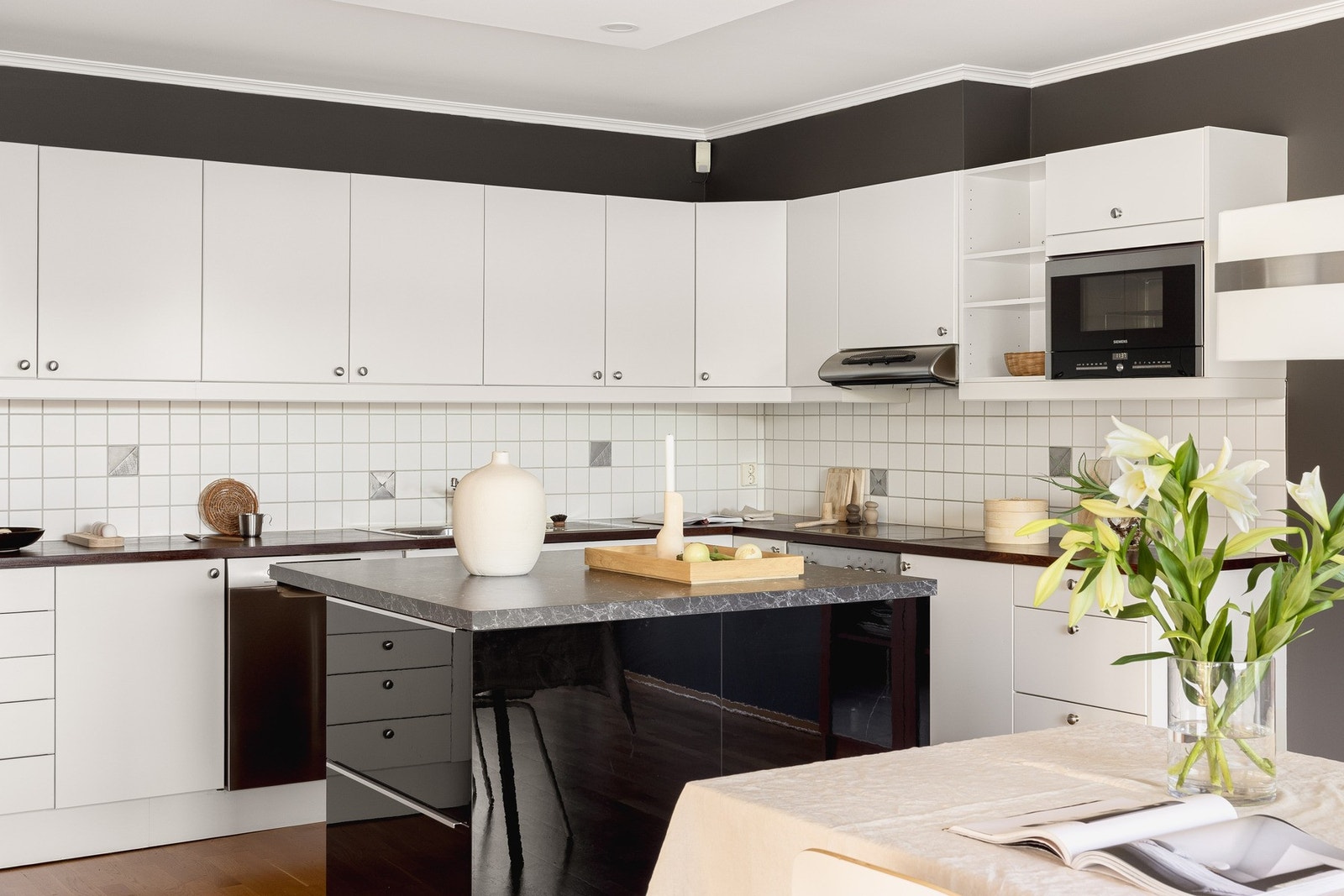 Du finner også en praktisk kjøkken øy i midten av rommet. Her ligger alt til rette for å tilberede herlige måltid. Galleribilde