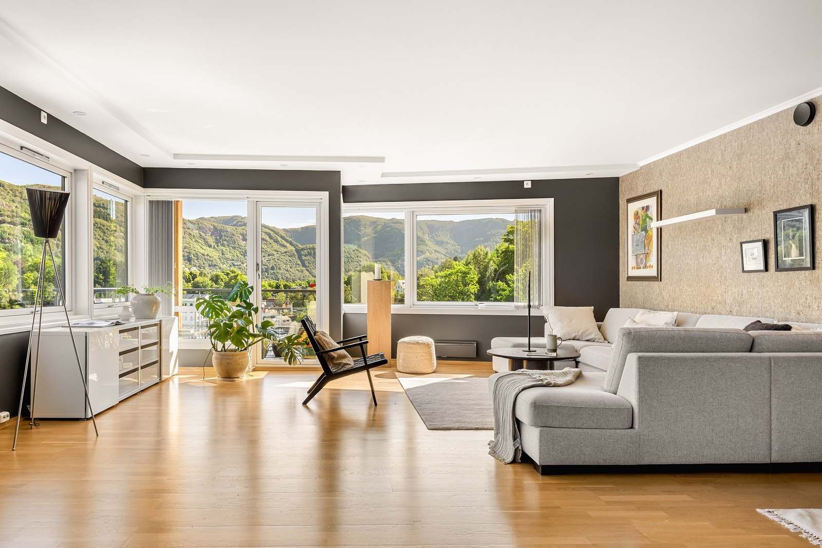 Rommets utforming sørger for god plass og kan enkelt romme både to og tre møbelgrupper. Galleribilde