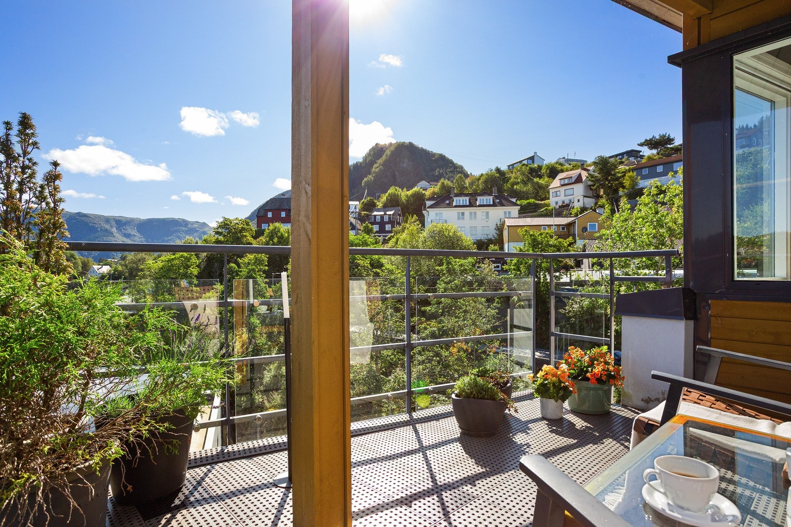 På varme sommerdager vil balkongene fungere som en naturlig forlengelse av stuen. Her er det heller ingen innsyn fra omkringliggende boliger! Galleribilde