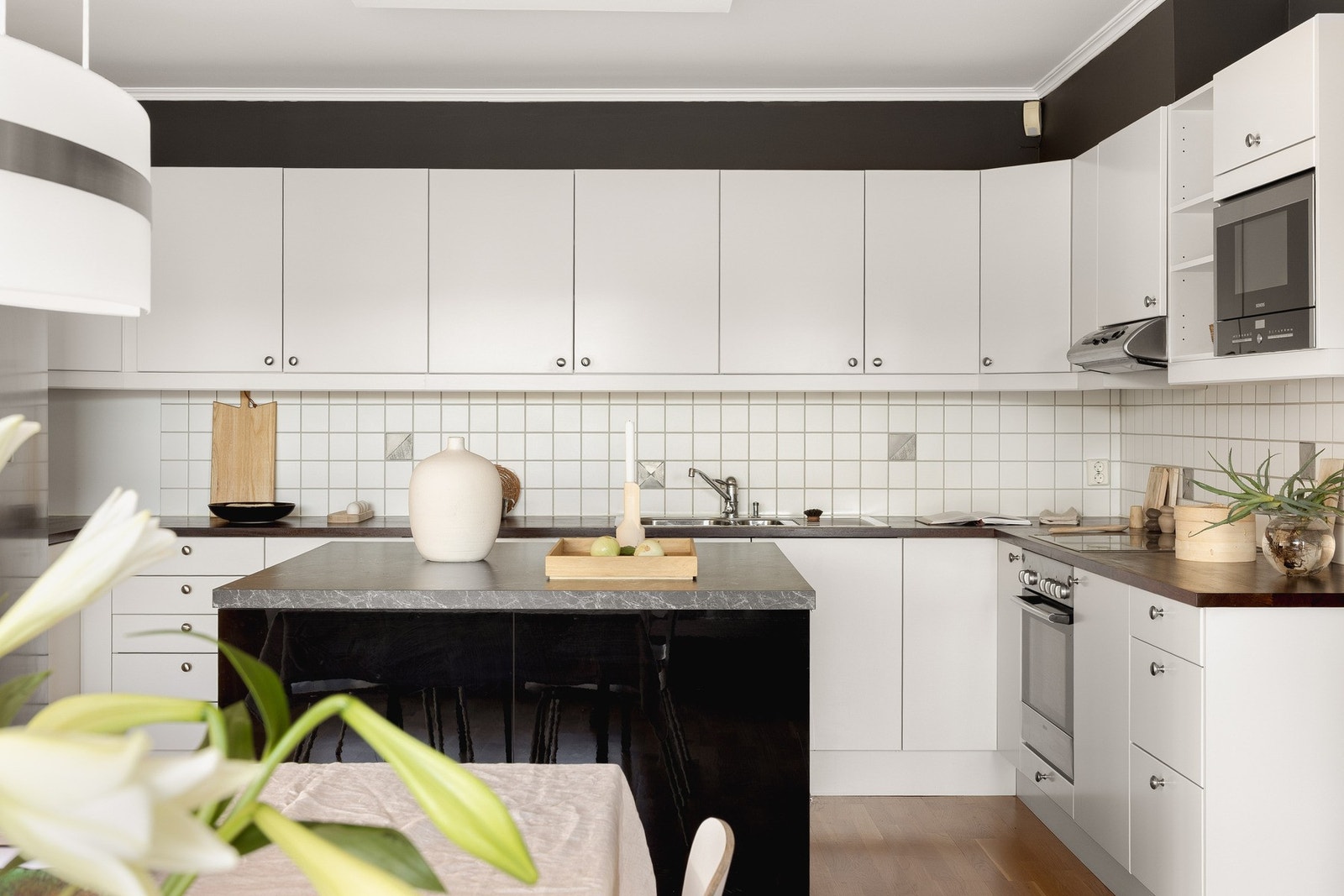 Kjøkkeninnredningen har slette fronter og en heltre benkeplate i "Merbau". Galleribilde