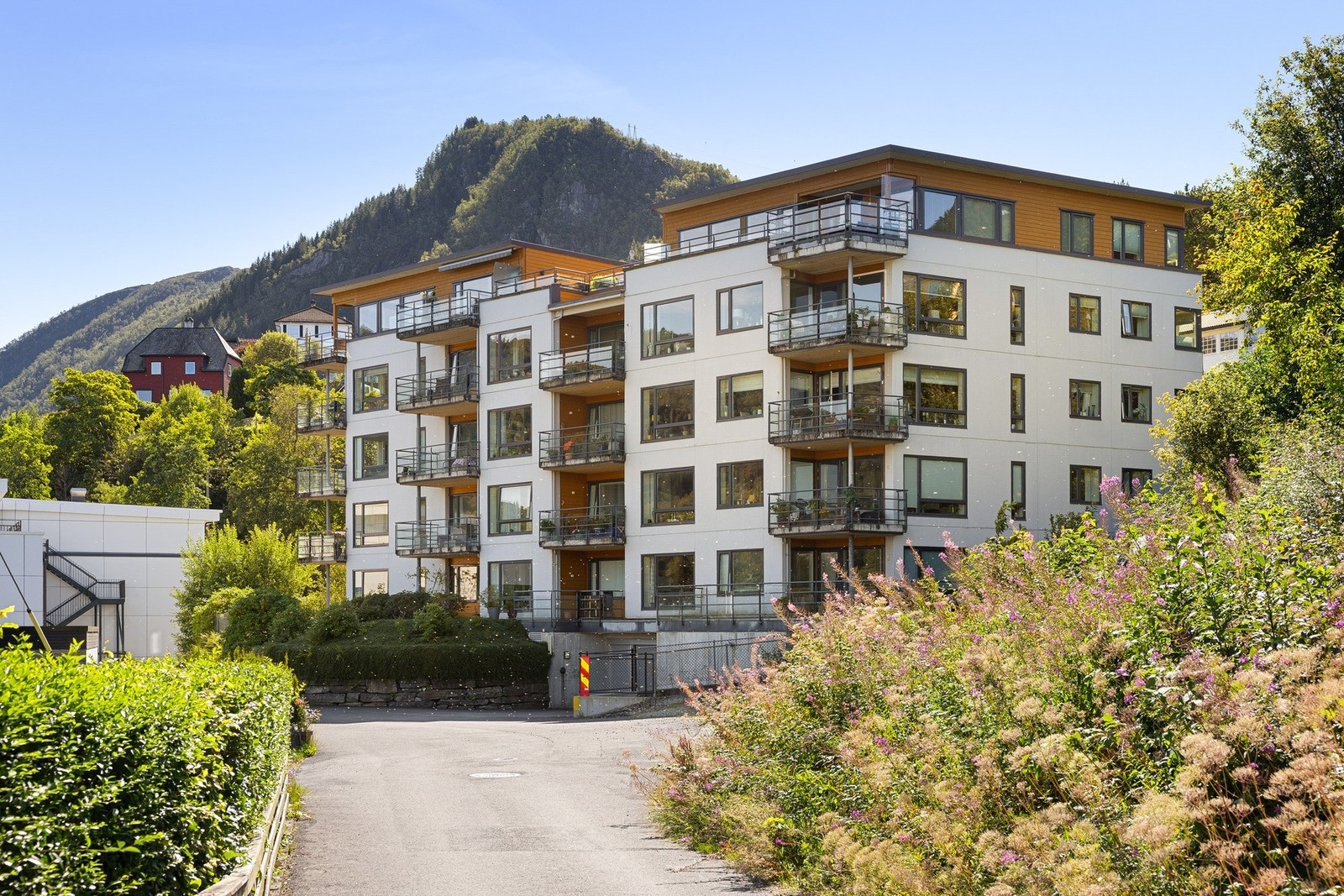 Leiligheten ligger i et moderne bygg fra 2005. Galleribilde