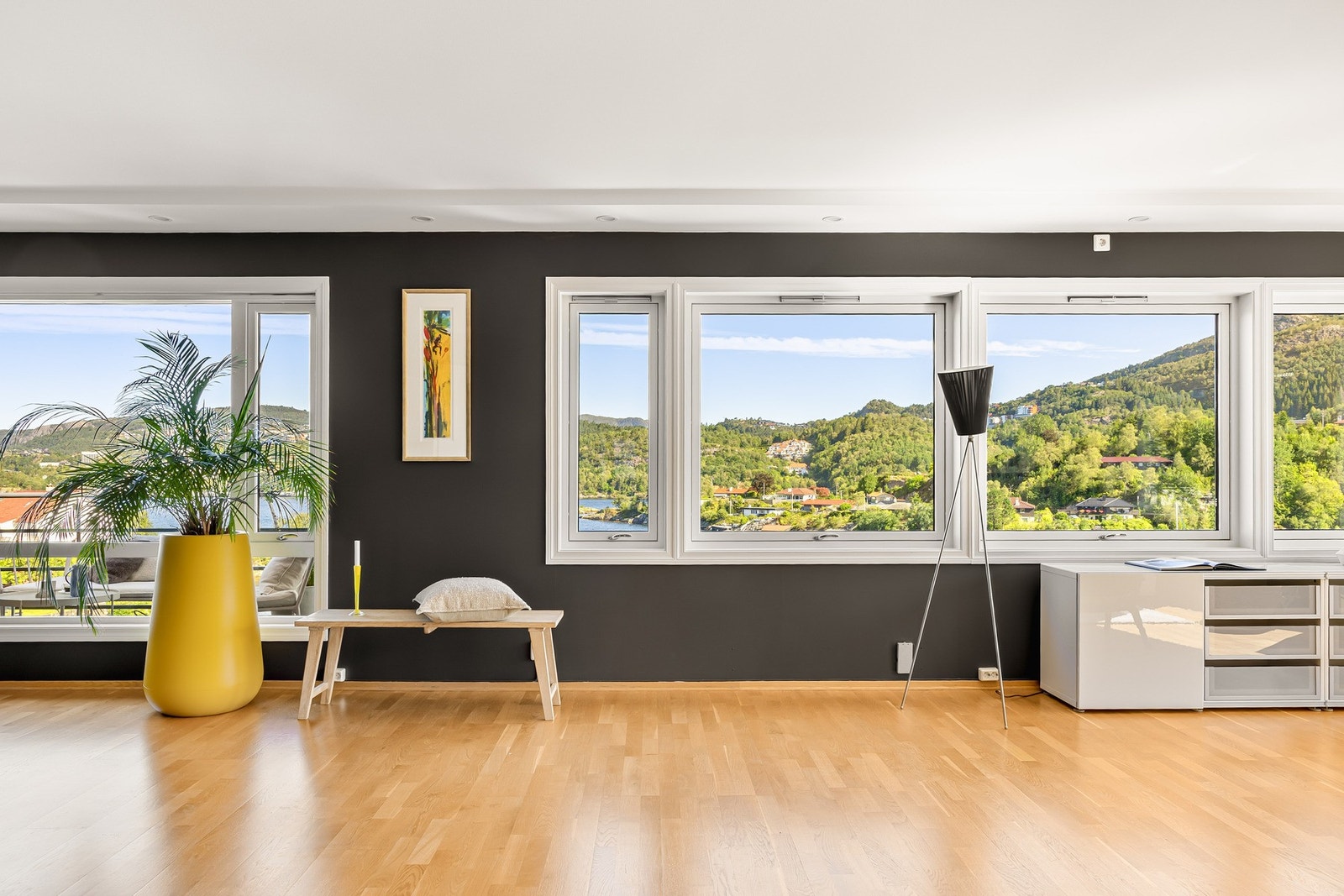 Stue og kjøkken er en stor og sosial sone som gir en fin samlingsplass i hverdagen. Galleribilde