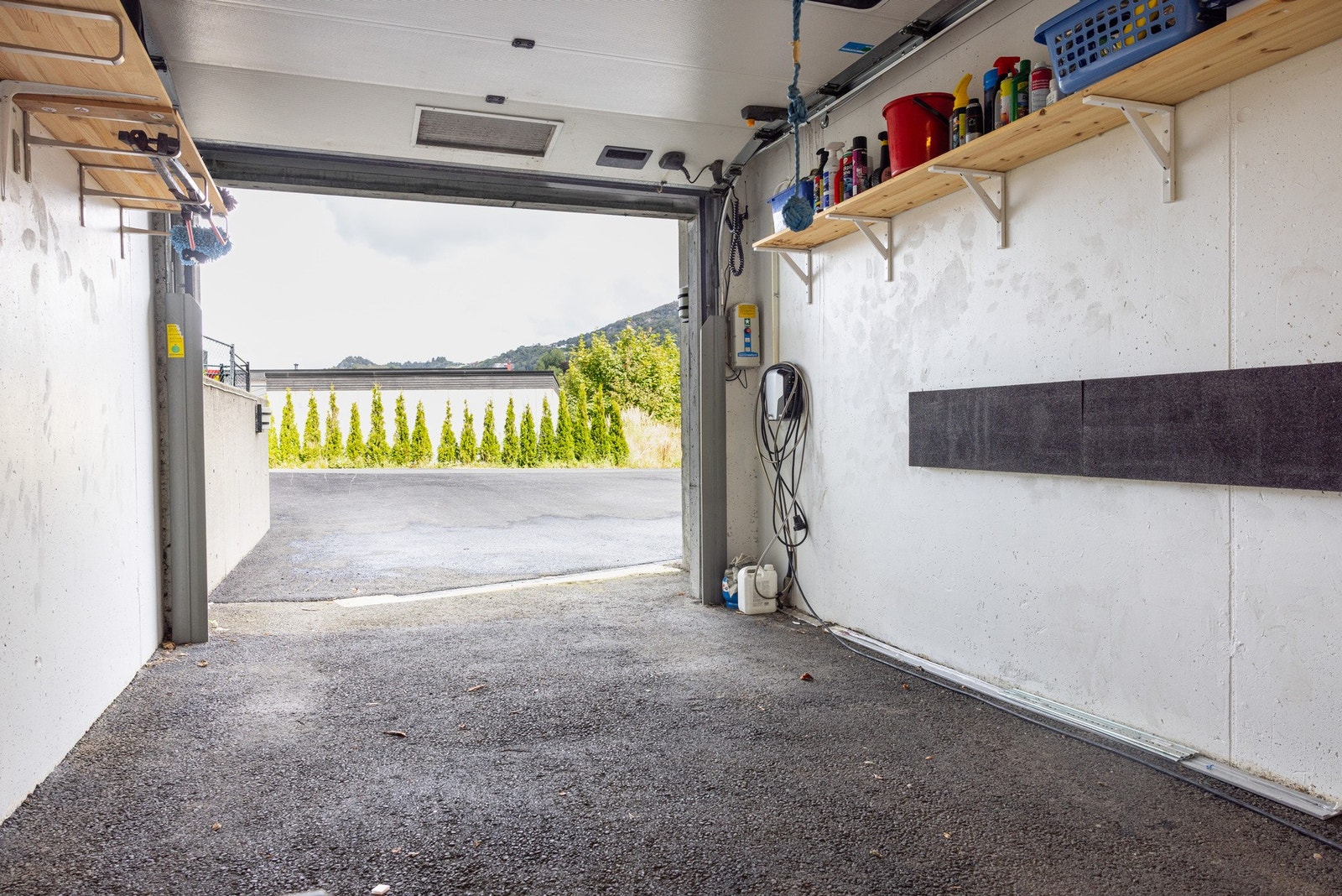 I bakkant av garasjen er det også stor, egen bod med strøm. Galleribilde