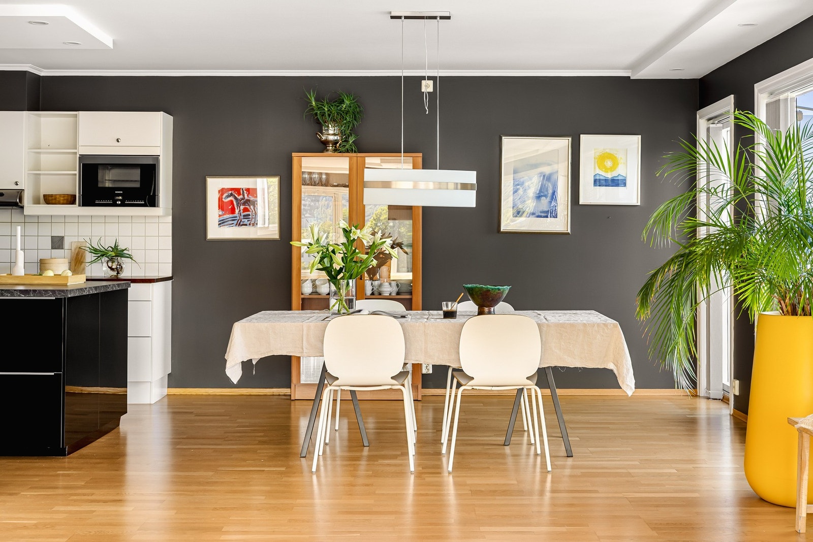 Stuen har huset utallige selskap og sene middager - nyt livet i en nydelig leilighet med fantastisk utsikt over nærområdet! Galleribilde