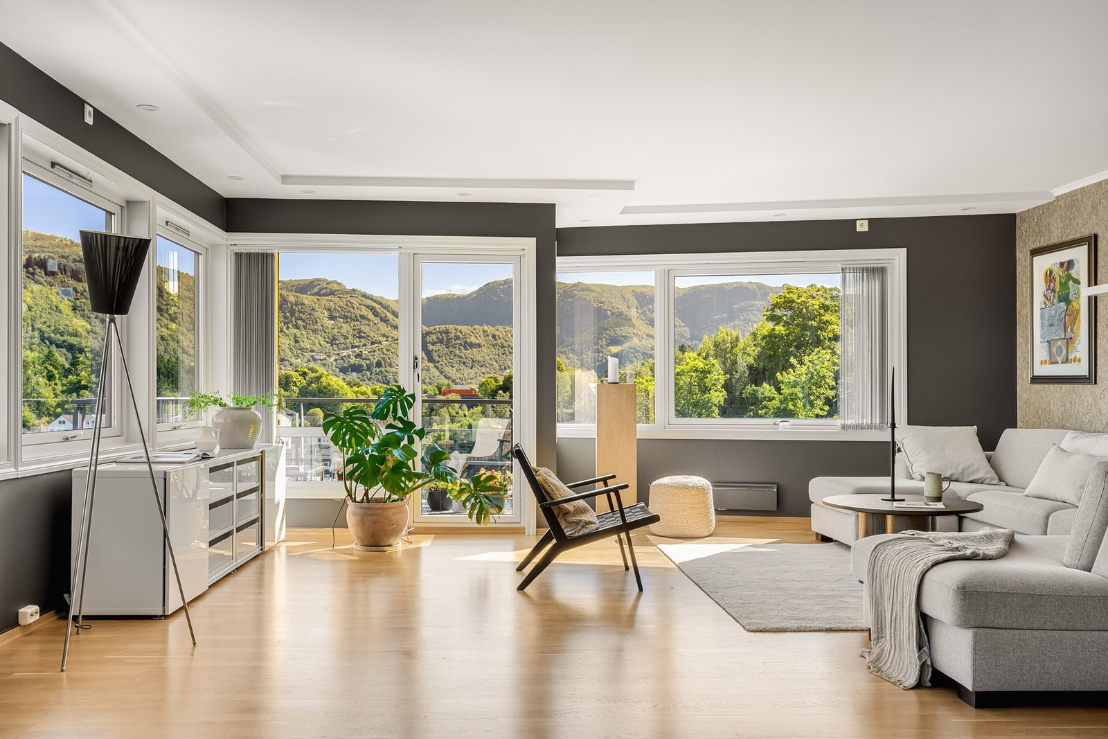 Hit får man lyst å invitere både venner og familie til hyggelig samvær. Planløsningen er god, og åpner for flyt mellom de ulike sonene. Galleribilde