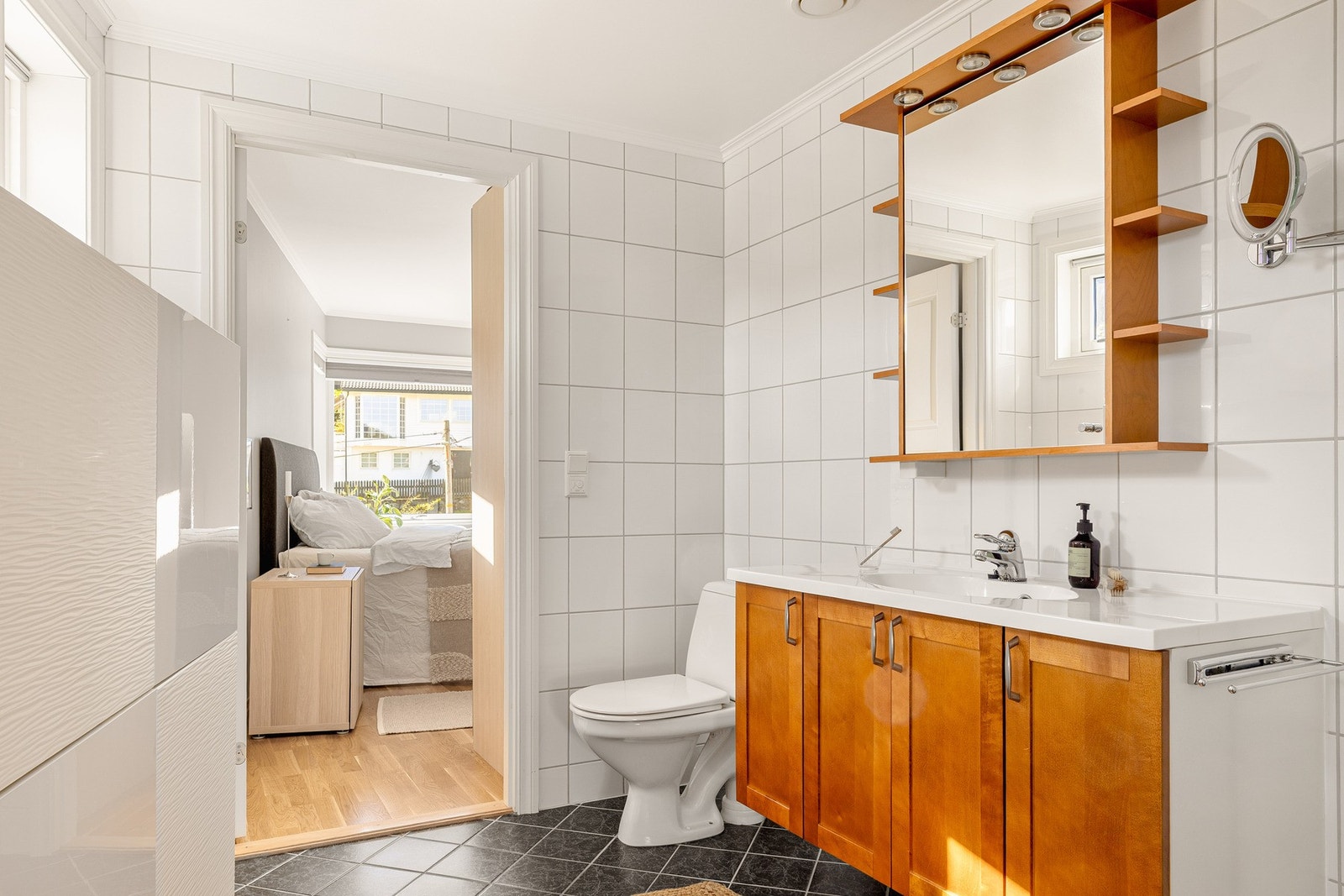 Rommet er innredet med dusj hjørne, toalett og baderomsinnredning. Galleribilde