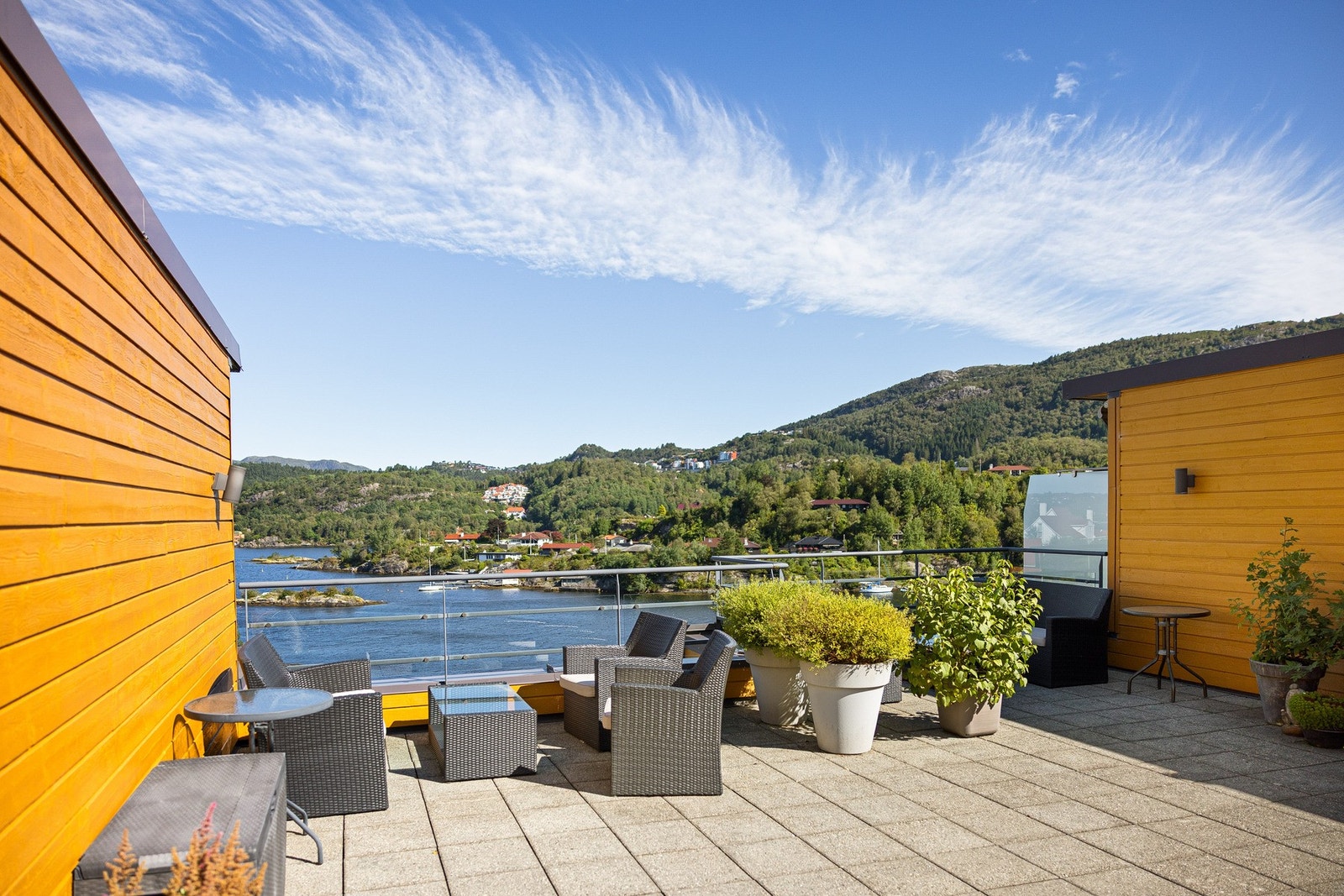 Flott felles takterrasse hvor du kan nyte solen hele dagen. Galleribilde