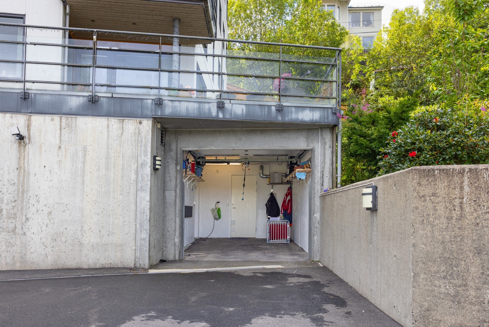 Det er også biloppstillingsplass foran garasjen til to biler. Galleribilde