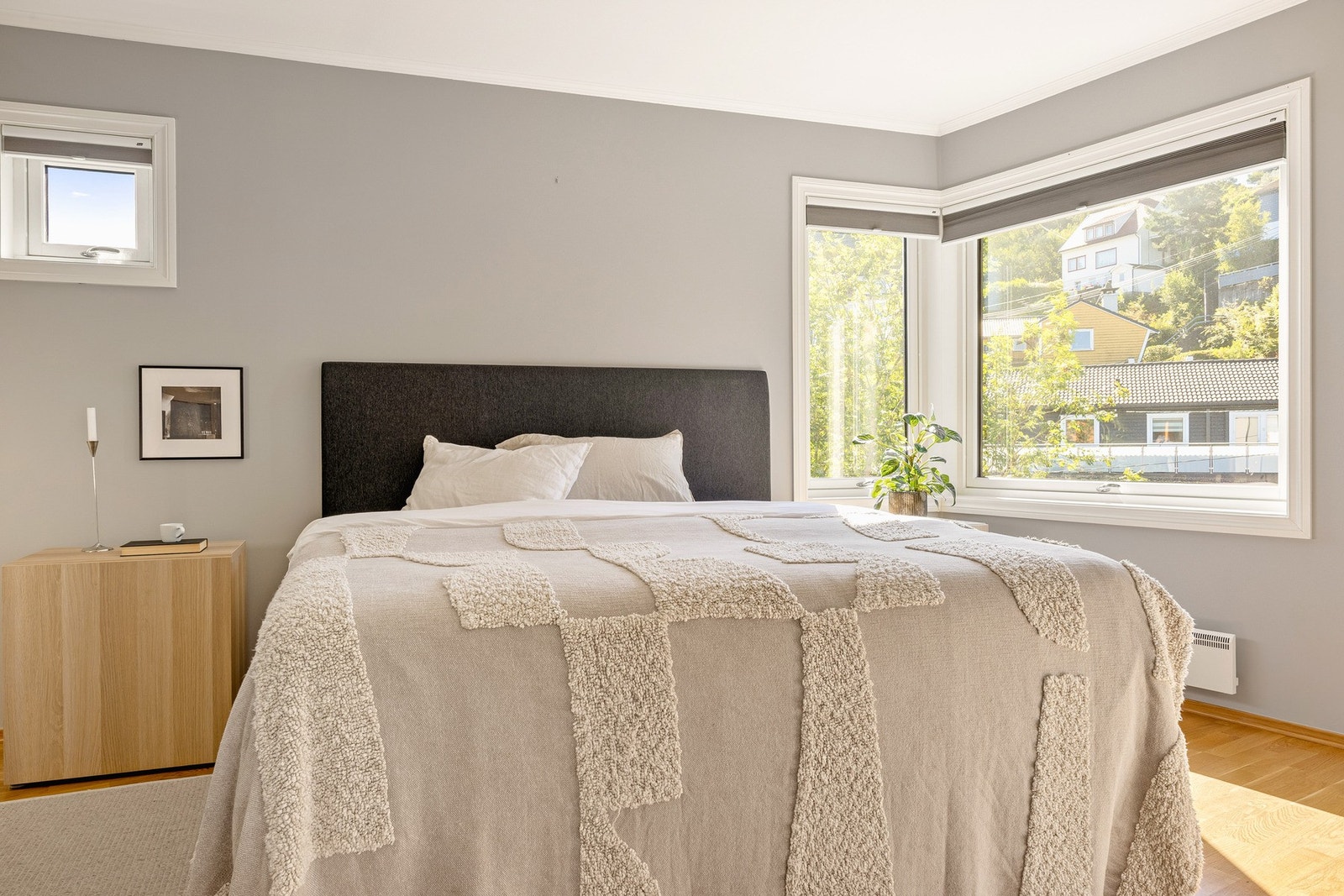 Hovedsoverommet har god plass til å innrede med dobbeltseng, nattbord og har en stor garderobeløsning for ekstra lagringsplass. Galleribilde