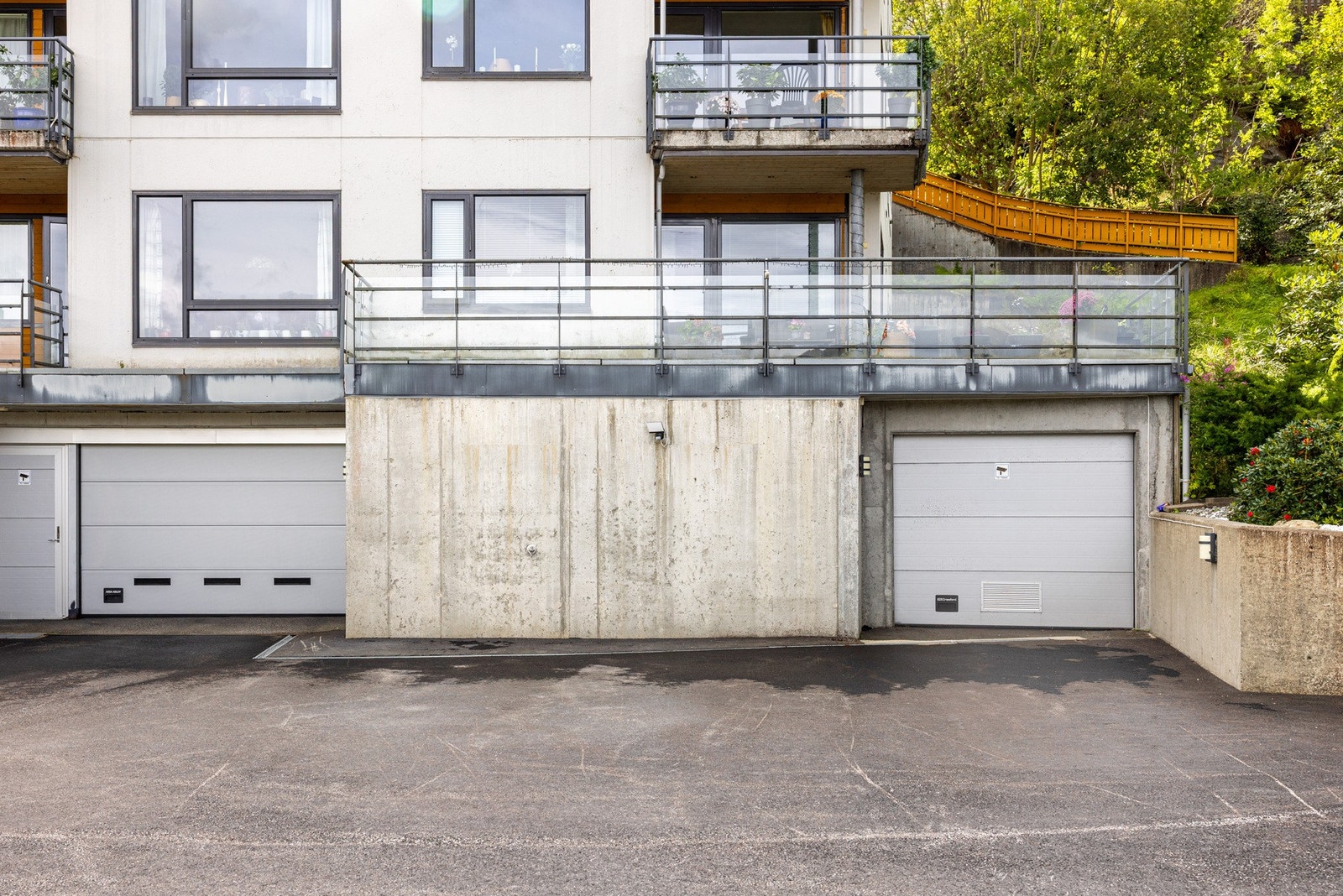 Det følger med egen garasjeplass i eget lukket garasjeanlegg separert fra fellesgarasjen. Galleribilde