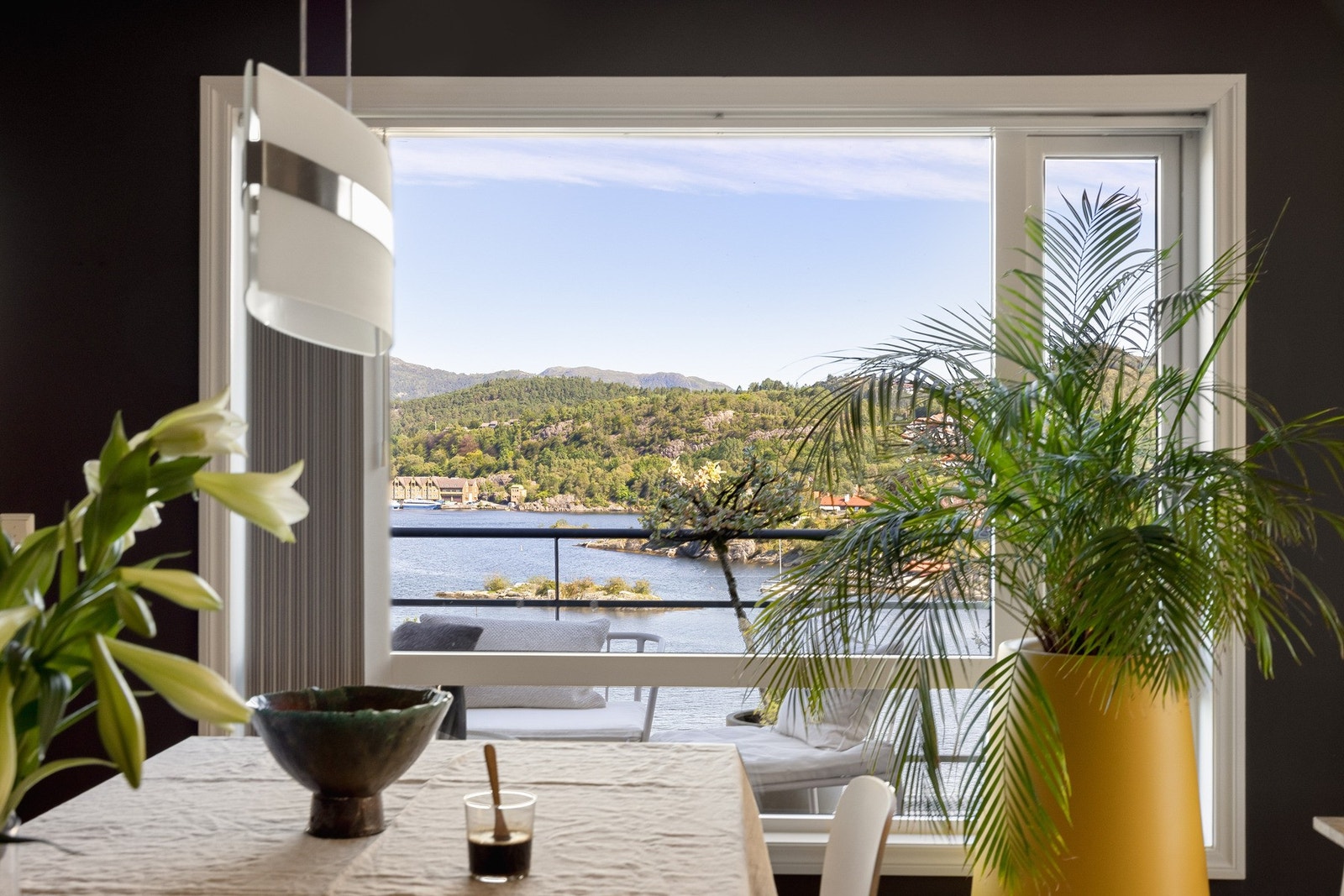 Fra stuen har du utgang til to sjøvendte balkonger. Galleribilde