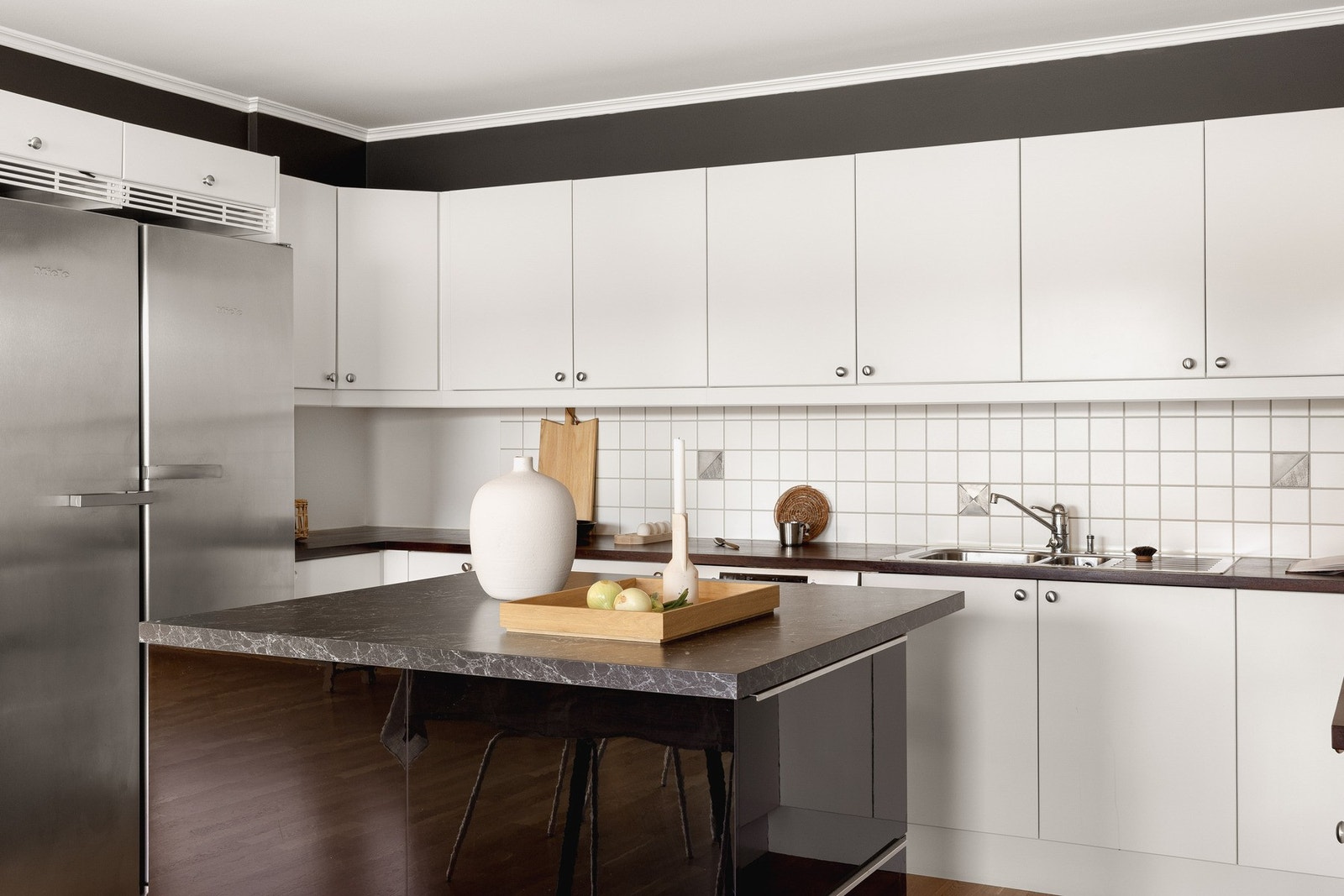 Med en delvis åpen løsningen mot stuen er det lett å ivareta dialogen når du har gjester på middagsbesøk. Galleribilde