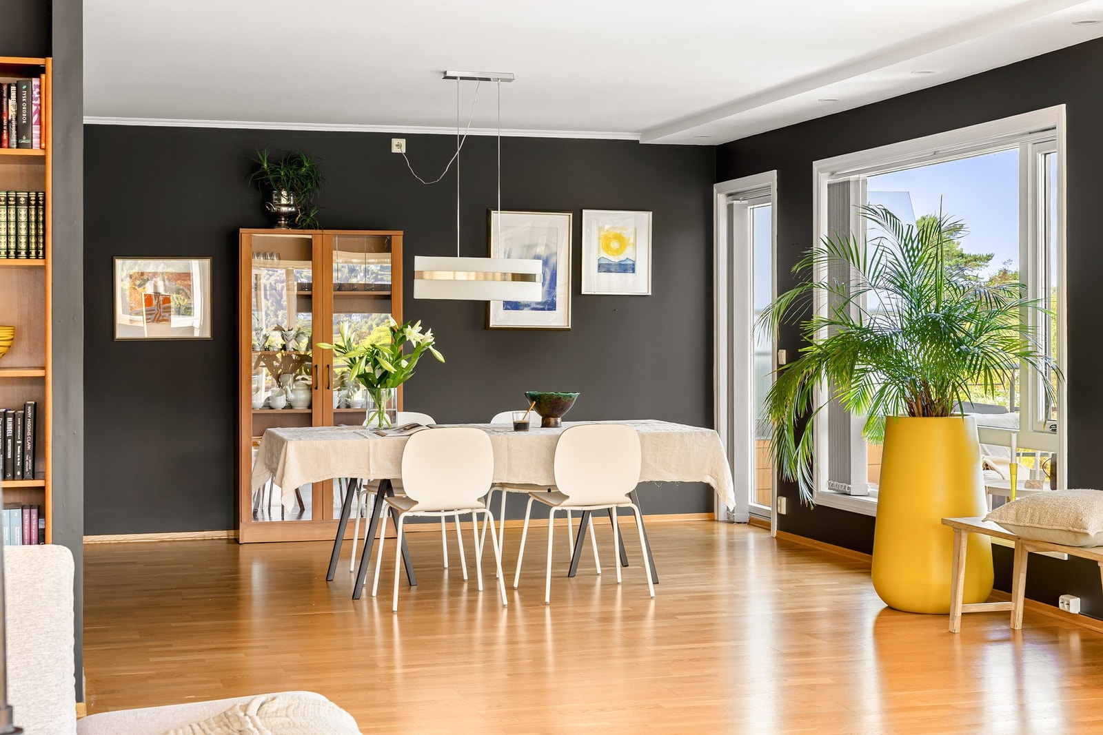 Stuen er lys og åpen med god takhøyde, samt store vindusflater som byr på fantastisk utsikt Galleribilde