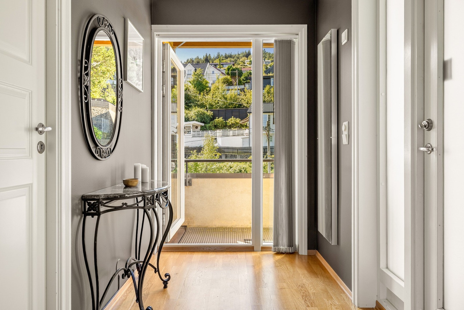 Gjennom gangen finner du leilighetens tredje balkong. Galleribilde