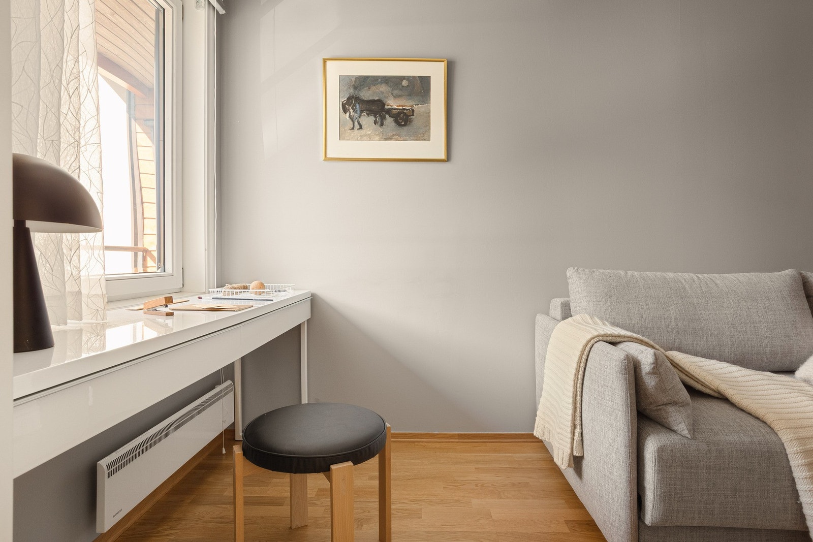 Begge rommene er lyse med store vindusflater, som sikrer rikelig med naturlig lys. Galleribilde