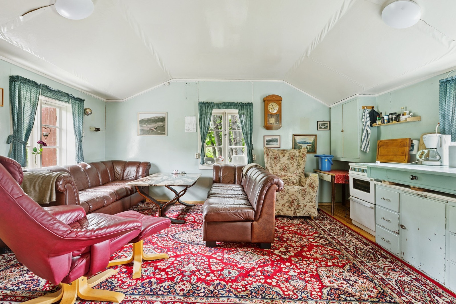 Koselig stue med peisovn og original atmosfære. Her kan du skape et lunt samlingspunkt etter en dag i fjell og natur. Galleribilde