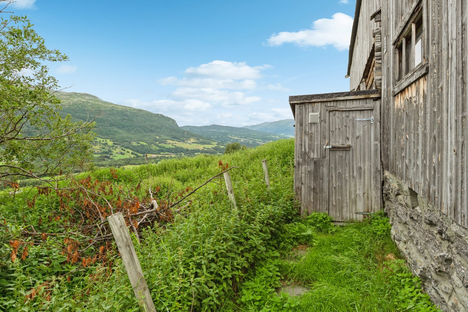 Eiendommen har utedo plassert på baksiden av låven. Galleribilde