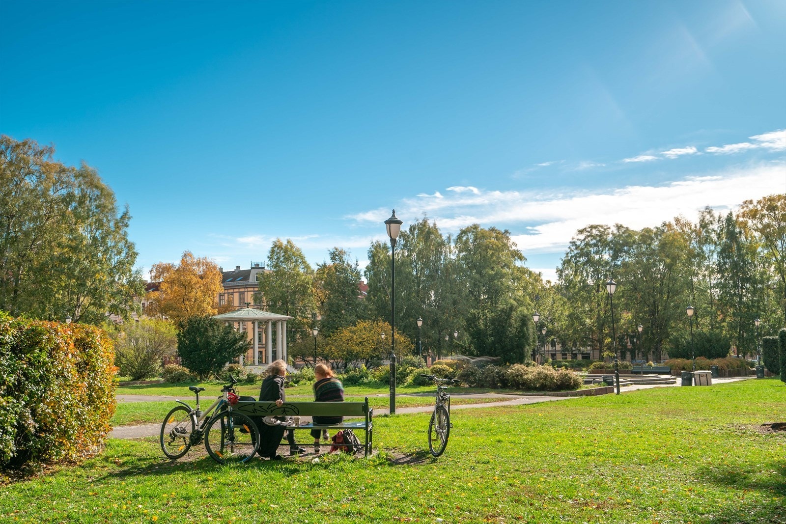 Birkelunden park, en idyllisk grønn oase, ligger rett i nærheten av boligen og tilbyr et perfekt sted for avslapning, piknik og naturskjønne spaserturer. Galleribilde