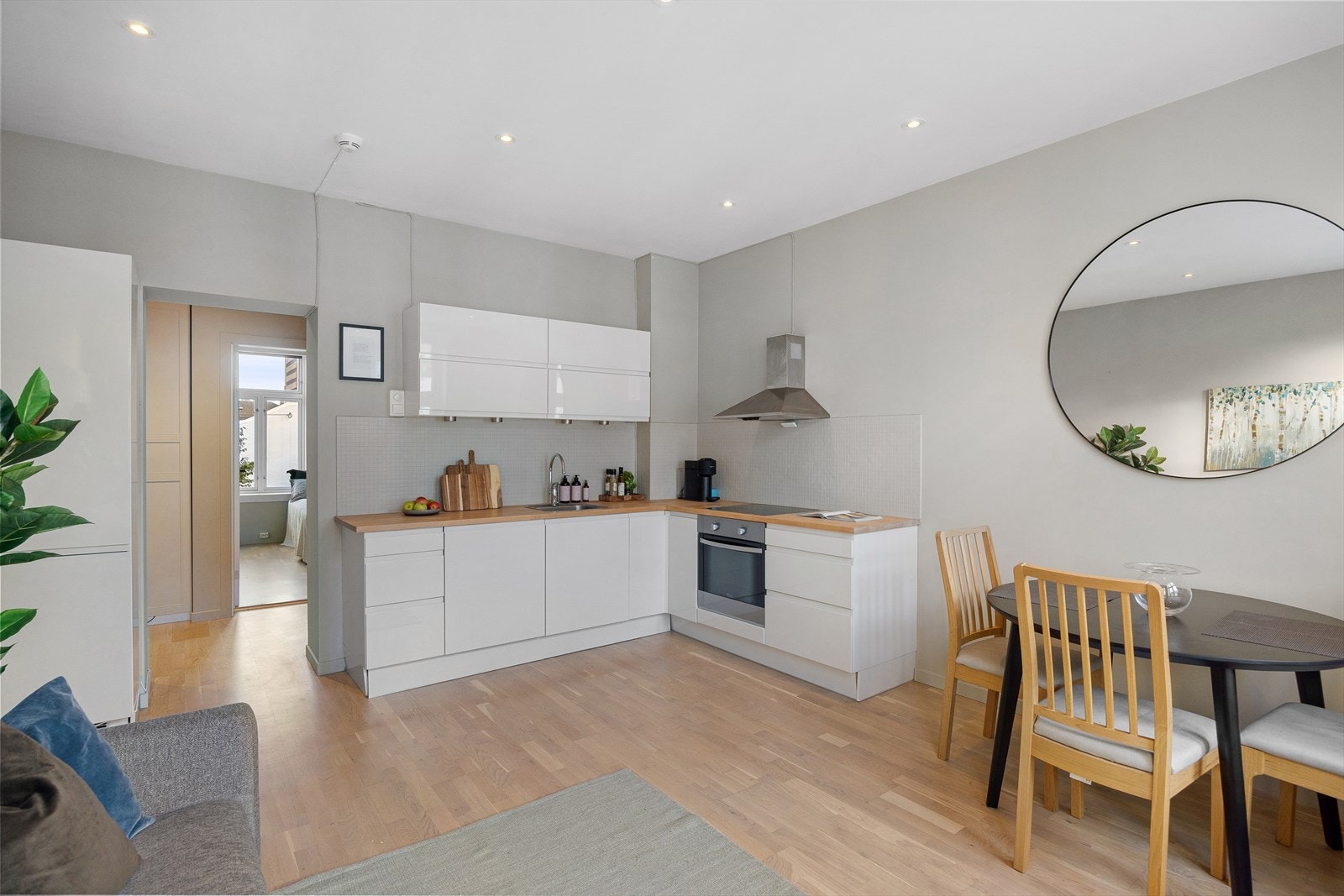 Leiligheten har en svært god planløsning, blant annet med åpen kjøkkenløsning som gir god romfølelse og fleksible møbleringsmuligheter. Galleribilde