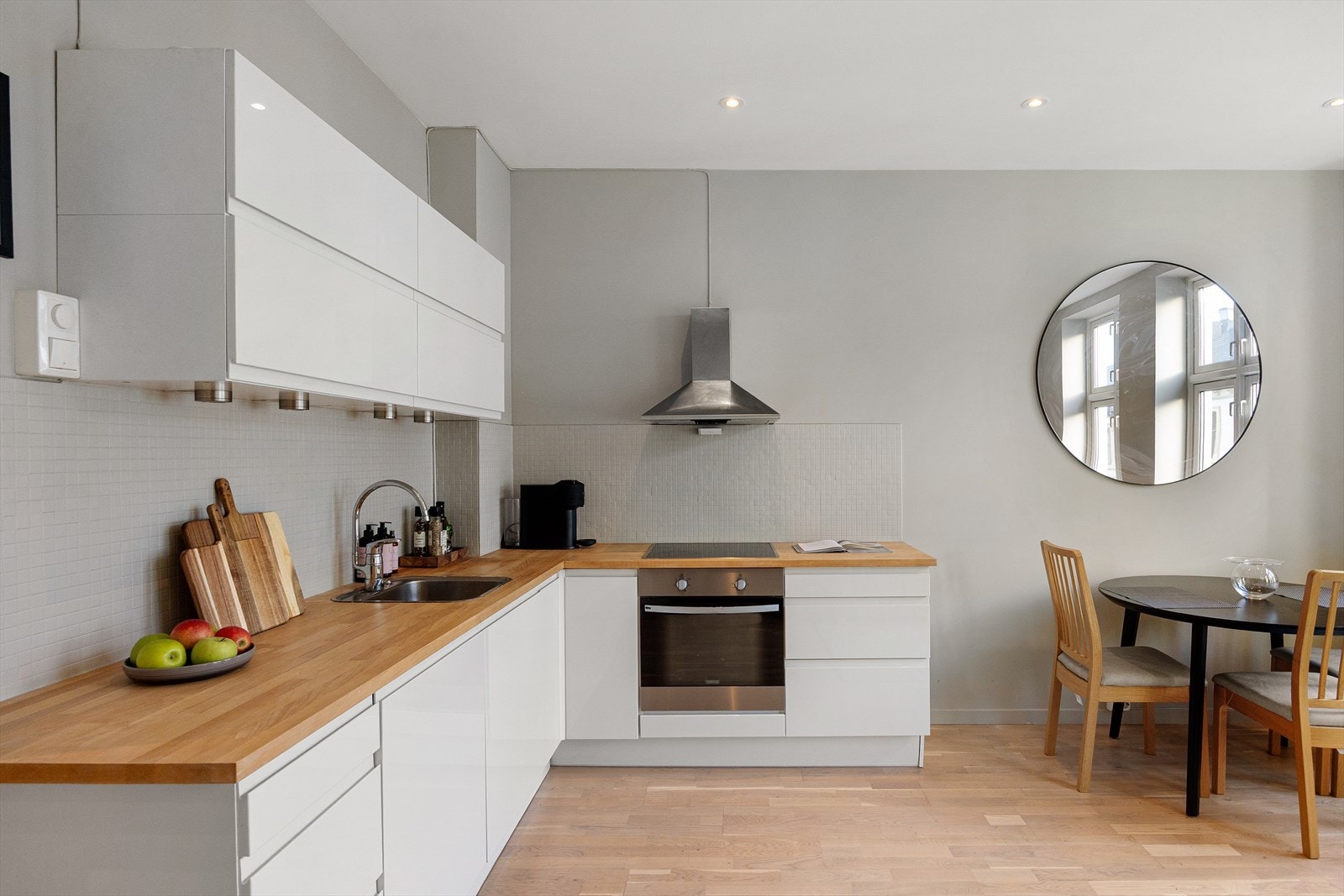 Stilrent kjøkken fra 2013 med god skap- og benkeplass. Kjøkkenet har hvite, glatte fronter, heltre benkeplate og nedfelt oppvaskkum med ettgreps svingbart blandebatteri. Galleribilde