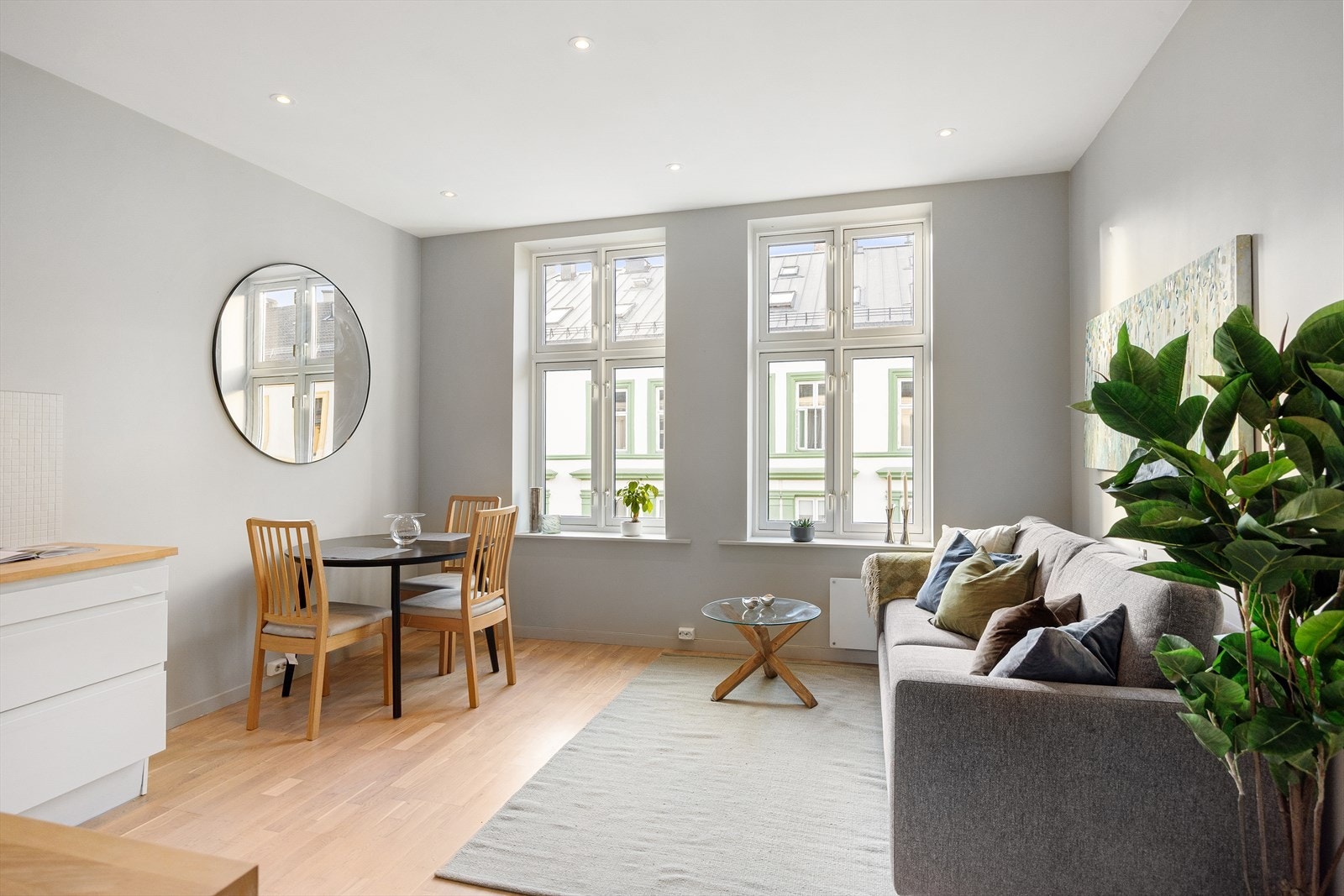 Stuen er lys og luftig med store vindusflater som slipper inn rikelig med naturlig lys, i tillegg til god takhøyde som forsterker romfølelsen. Galleribilde