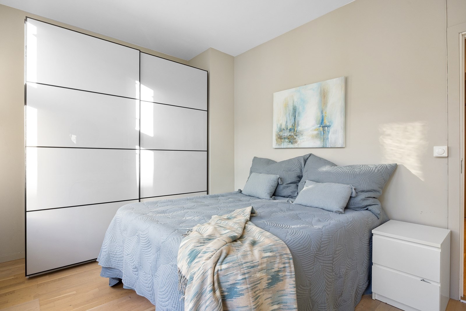 Rommet har også rikelig med oppbevaringsplass i en romslig skyvedørsgarderobe. Galleribilde