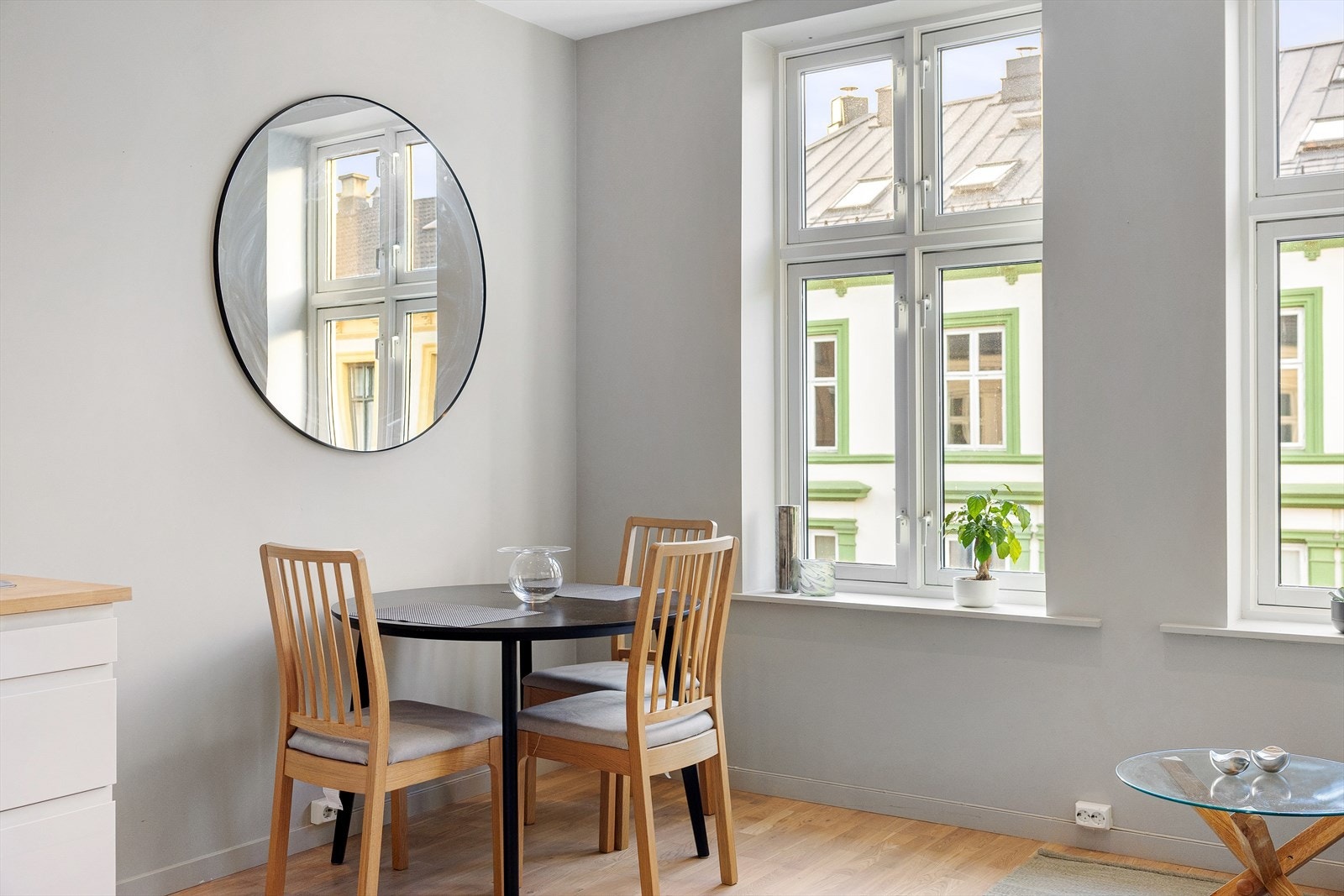 Gulvet er belagt med flott parkett, og overflatene er malt i delikate og moderne fargetoner. Det er også downlights i taket. Galleribilde