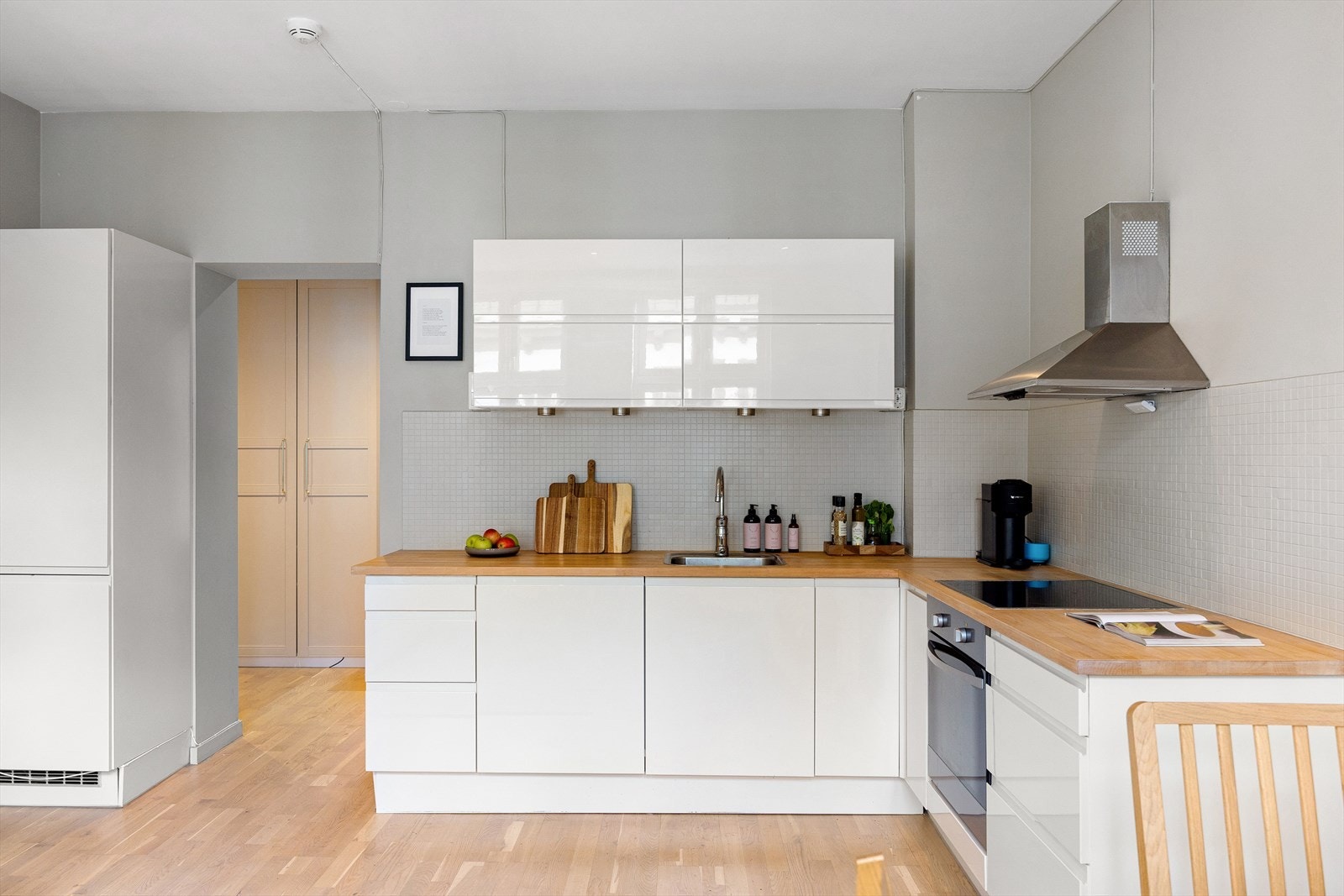 Kjøkkenet er utstyrt med integrerte hvitevarer som keramisk platetopp, stekeovn og oppvaskmaskin, samt frittstående kjøl- og fryseskap. Galleribilde