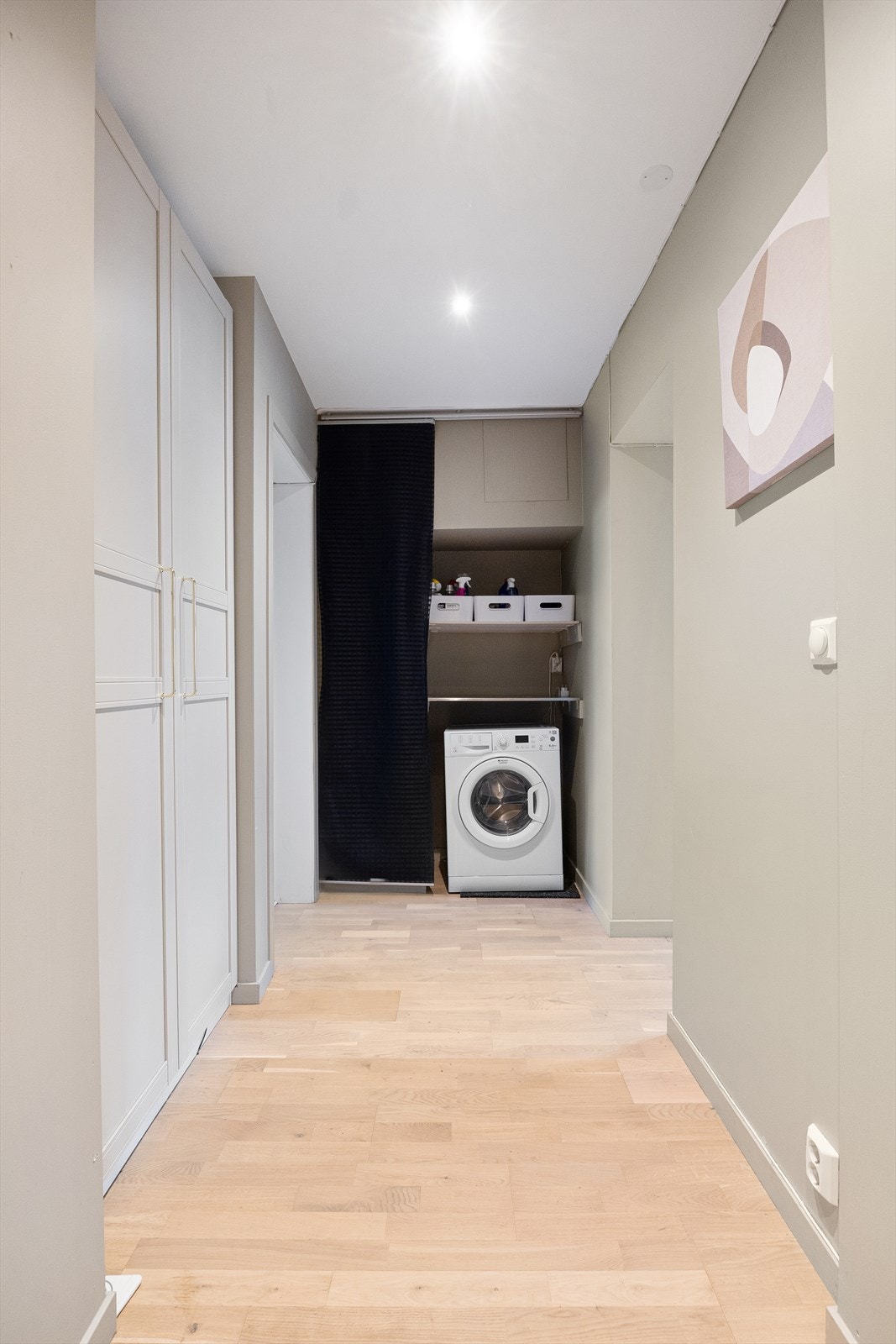 I gangen finnes en praktisk nisje som egner seg for plassering av vaskemaskin og oppbevaring av husholdningsartikler. Galleribilde