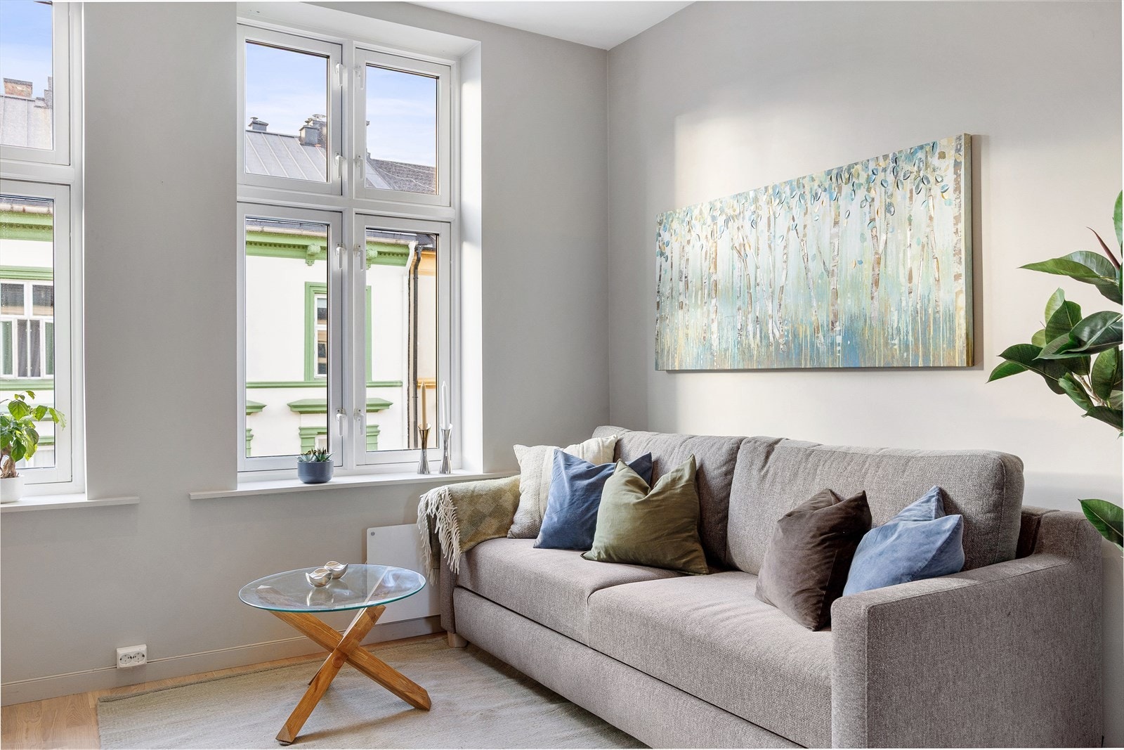 Planløsningen åpner opp for flere møbleringsmuligheter med god plass til sofagruppe, TV-møbler og spisebord med tilhørende stoler. Galleribilde