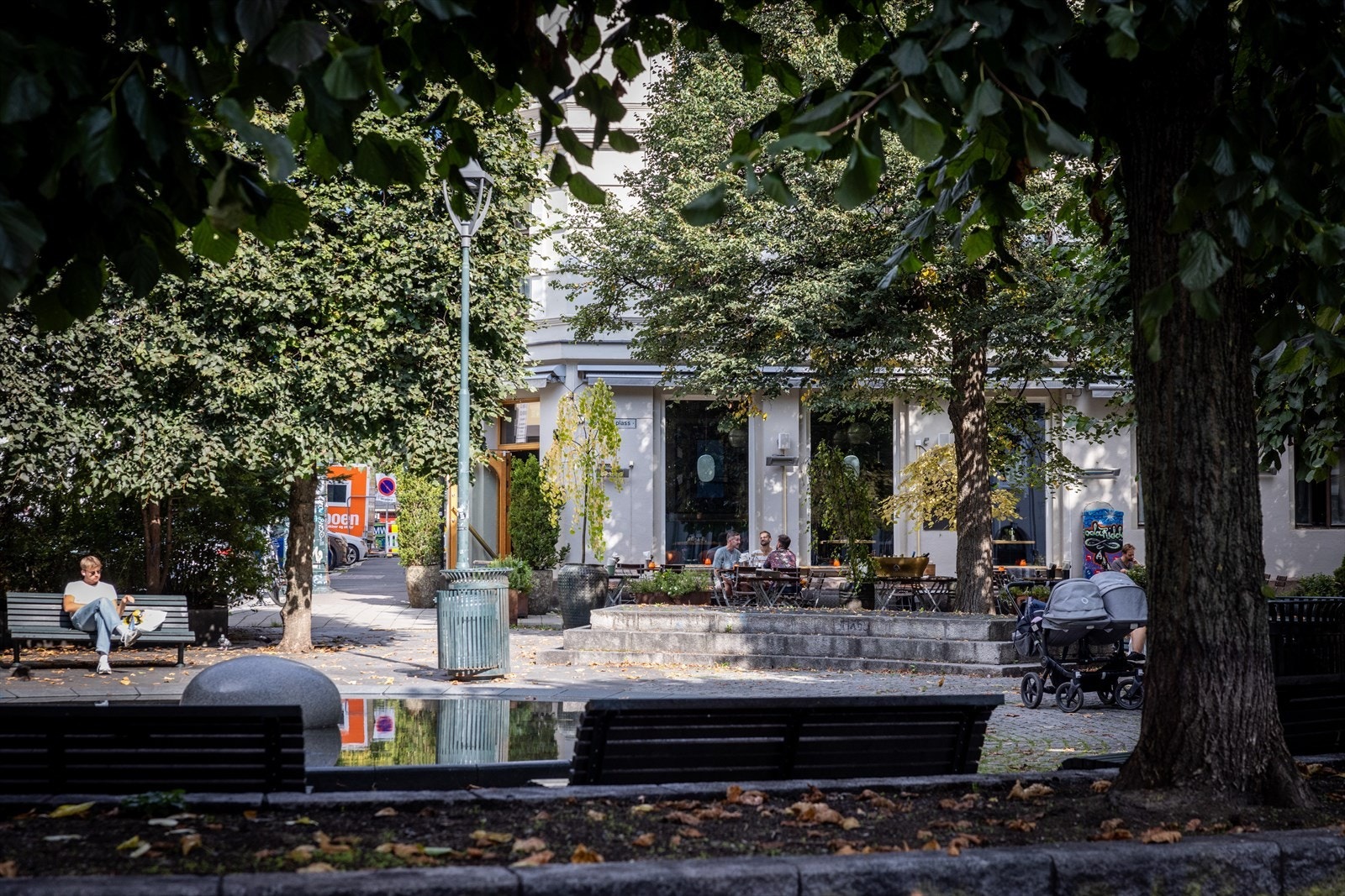 Her bor du urbant og komfortabelt, med alt av servicetilbud, restauranter, kafeer og butikker rett utenfor døren. En perfekt bolig for deg som ønsker en enkel og spennende hverdag i et av byens mest pulserende områder. Galleribilde