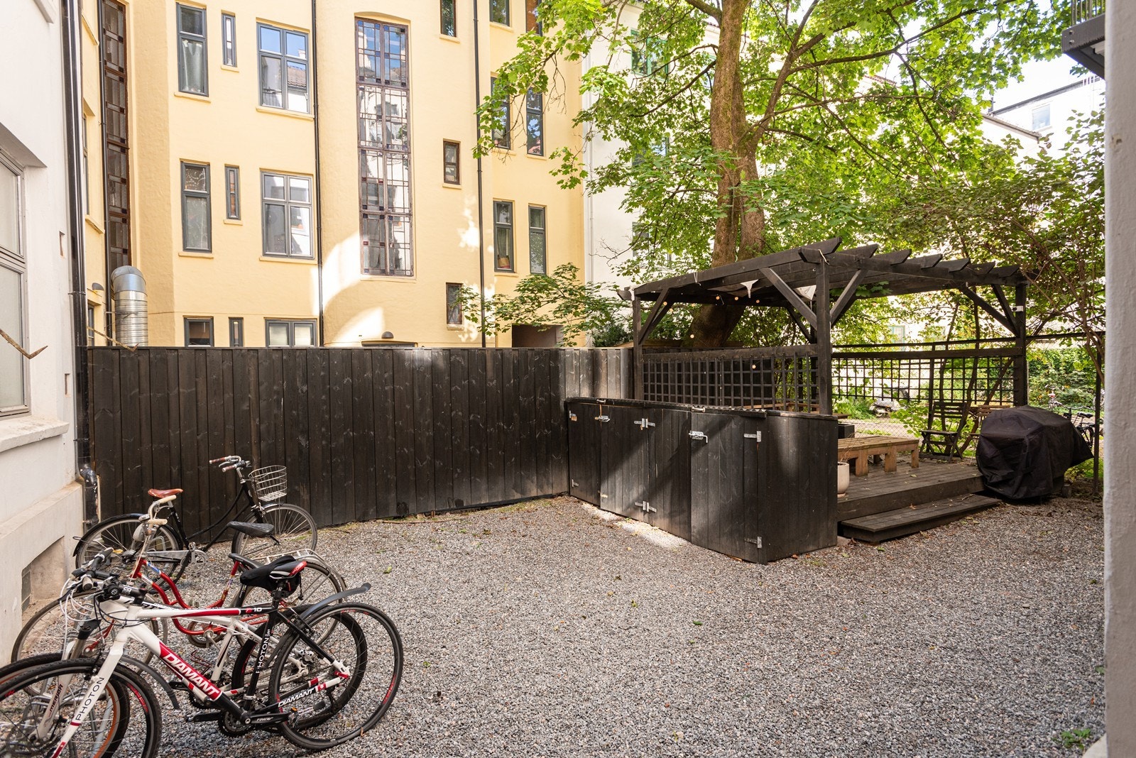 Bakgård Galleribilde