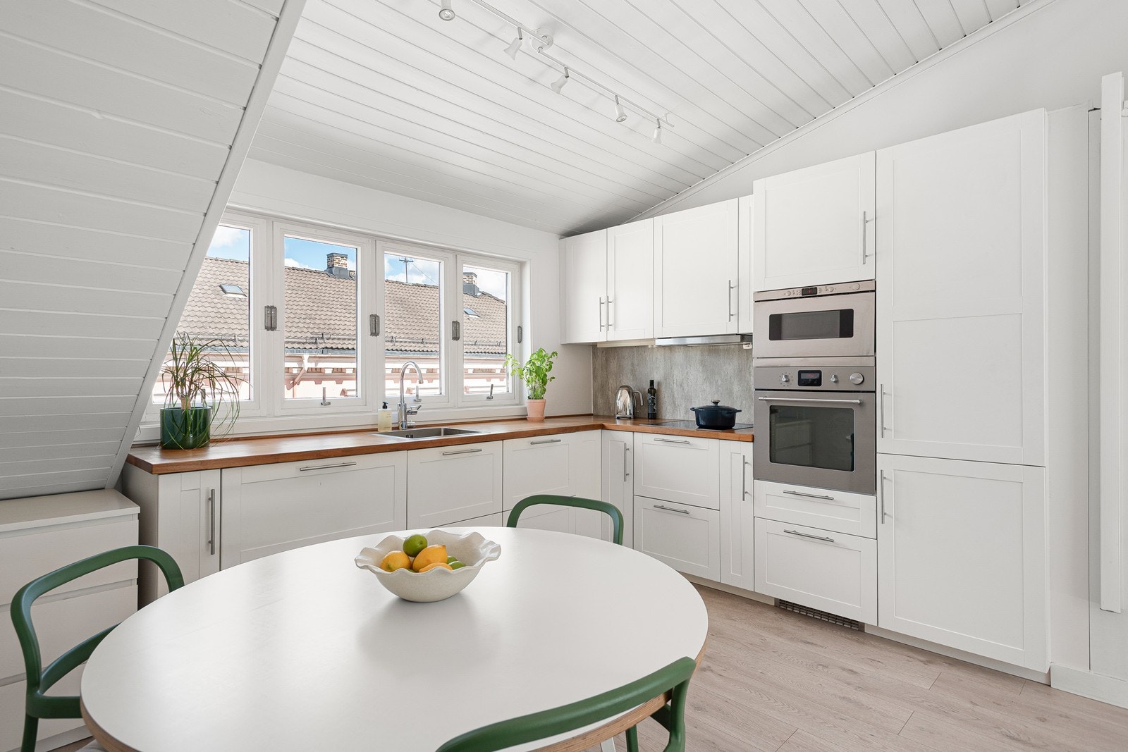 Flott kjøkken med plass til spisebord Galleribilde