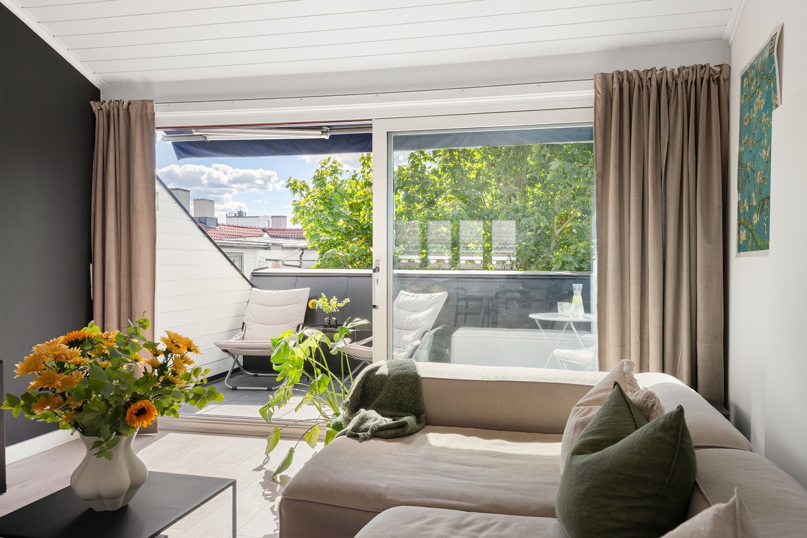 Fra stue er det adkomst til den vestvendte terrassen via skyvedør Galleribilde